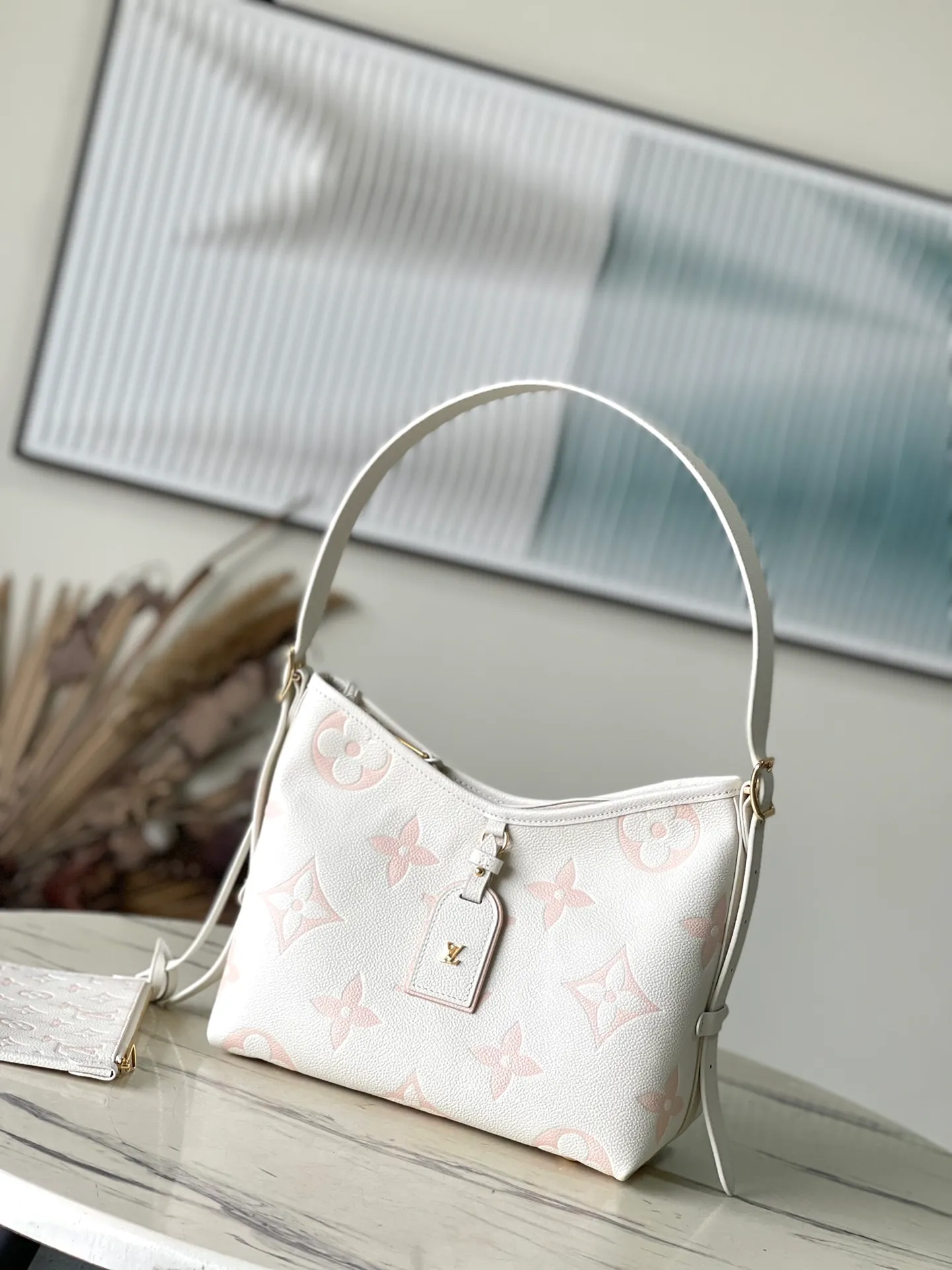 💰1300 (first-grain leather) top-quality original M46288 pink silk screen printing details. The CarryAll small handbag is made of Monogram Empreinte embossed leather, with a generous configuration and a neat inner layer. The large inner bag adds functional elements. Comes with a Monogram embossed zipper clutch secured by a leather strap. A personal companion for urban life. Dimensions 29 x 24 x 12 cm (length x height x width)