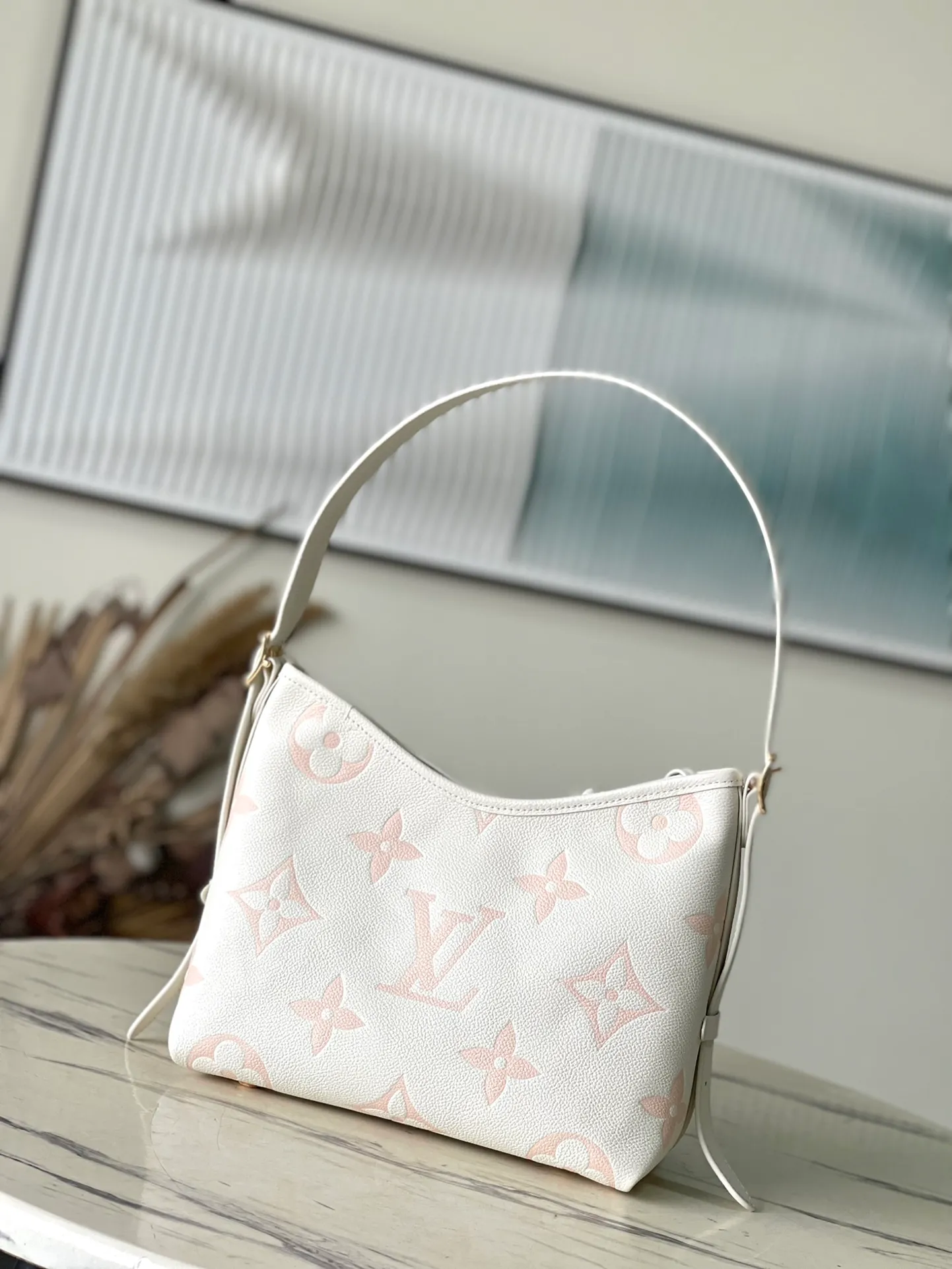 💰1300 (first-grain leather) top-quality original M46288 pink silk screen printing details. The CarryAll small handbag is made of Monogram Empreinte embossed leather, with a generous configuration and a neat inner layer. The large inner bag adds functional elements. Comes with a Monogram embossed zipper clutch secured by a leather strap. A personal companion for urban life. Dimensions 29 x 24 x 12 cm (length x height x width)