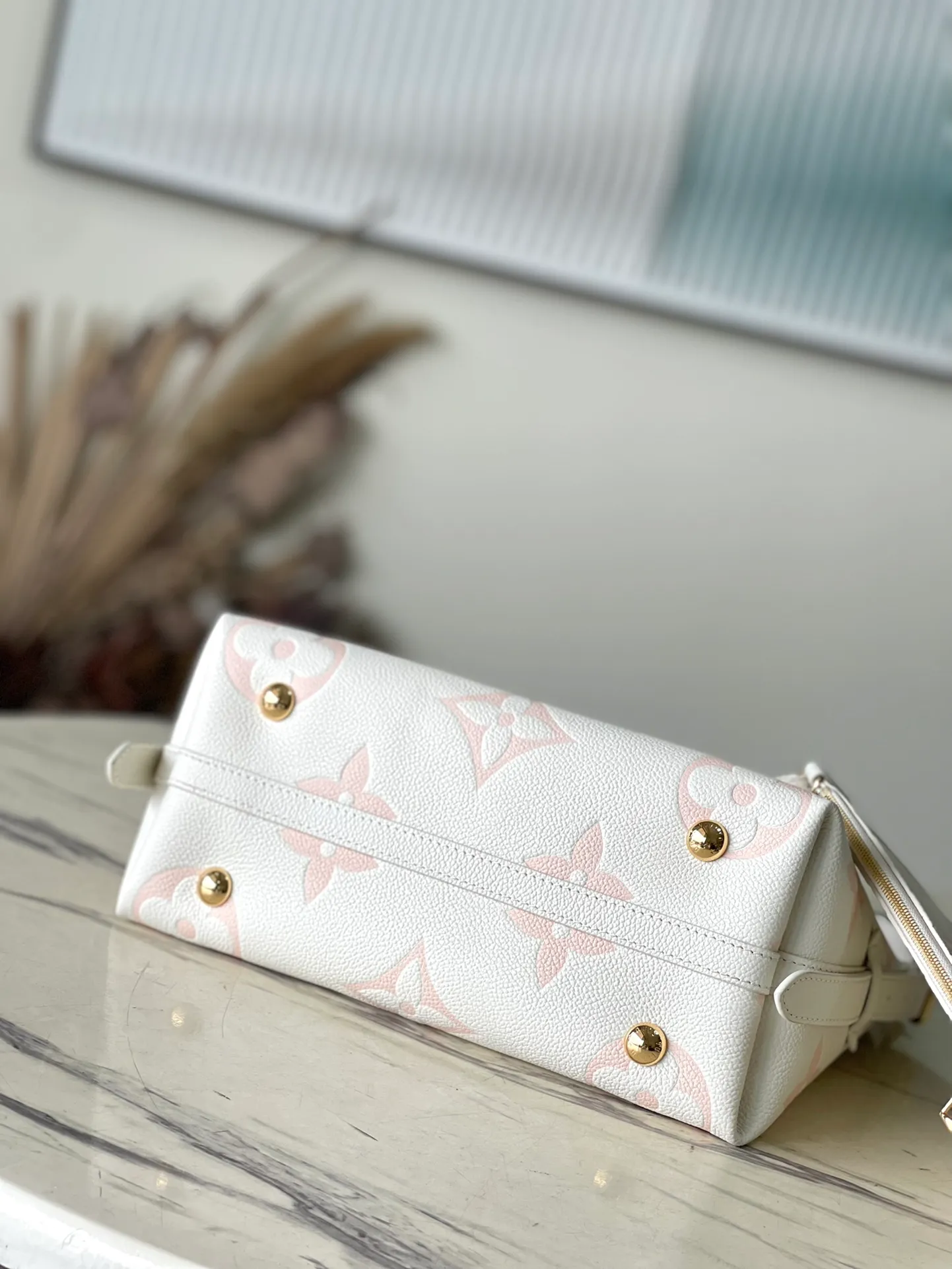 💰1300 (first-grain leather) top-quality original M46288 pink silk screen printing details. The CarryAll small handbag is made of Monogram Empreinte embossed leather, with a generous configuration and a neat inner layer. The large inner bag adds functional elements. Comes with a Monogram embossed zipper clutch secured by a leather strap. A personal companion for urban life. Dimensions 29 x 24 x 12 cm (length x height x width)