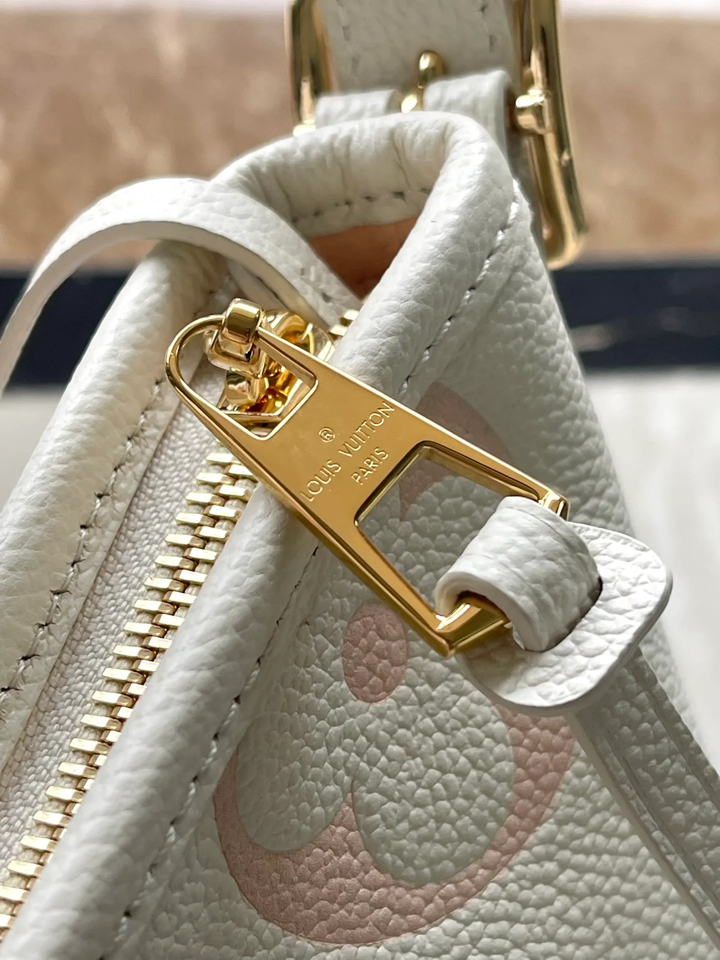 💰1300 (first-grain leather) top-quality original M46288 pink silk screen printing details. The CarryAll small handbag is made of Monogram Empreinte embossed leather, with a generous configuration and a neat inner layer. The large inner bag adds functional elements. Comes with a Monogram embossed zipper clutch secured by a leather strap. A personal companion for urban life. Dimensions 29 x 24 x 12 cm (length x height x width)