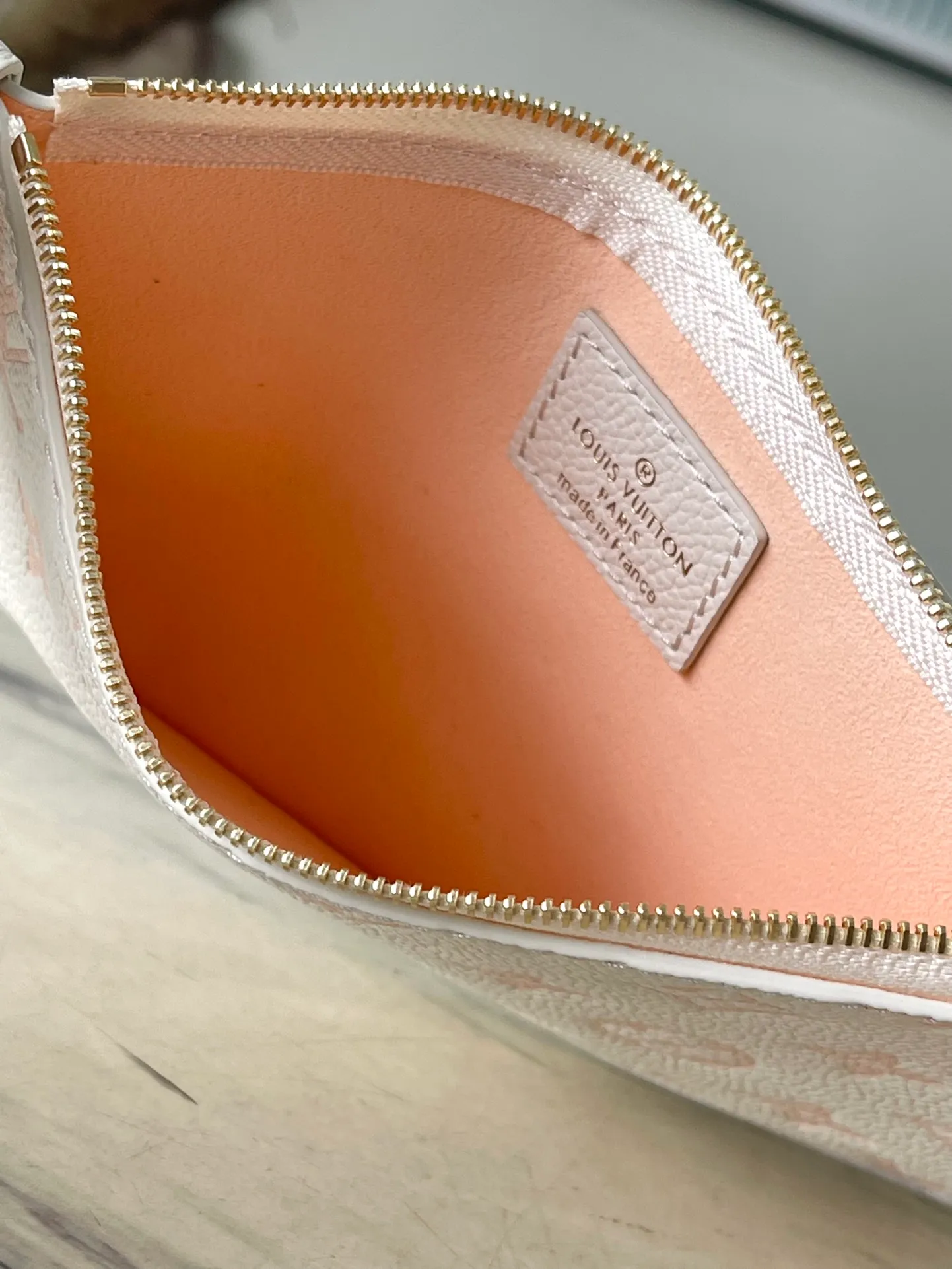 💰1300 (first-grain leather) top-quality original M46288 pink silk screen printing details. The CarryAll small handbag is made of Monogram Empreinte embossed leather, with a generous configuration and a neat inner layer. The large inner bag adds functional elements. Comes with a Monogram embossed zipper clutch secured by a leather strap. A personal companion for urban life. Dimensions 29 x 24 x 12 cm (length x height x width)