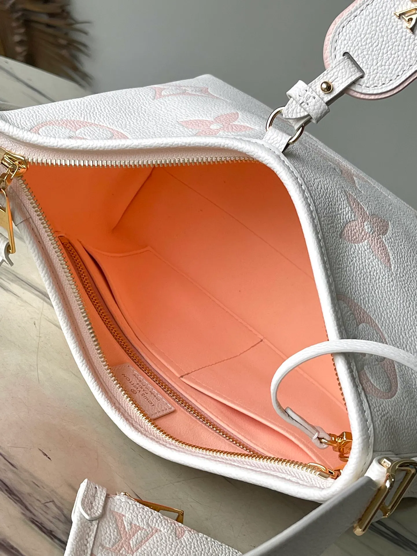💰1300 (first-grain leather) top-quality original M46288 pink silk screen printing details. The CarryAll small handbag is made of Monogram Empreinte embossed leather, with a generous configuration and a neat inner layer. The large inner bag adds functional elements. Comes with a Monogram embossed zipper clutch secured by a leather strap. A personal companion for urban life. Dimensions 29 x 24 x 12 cm (length x height x width)