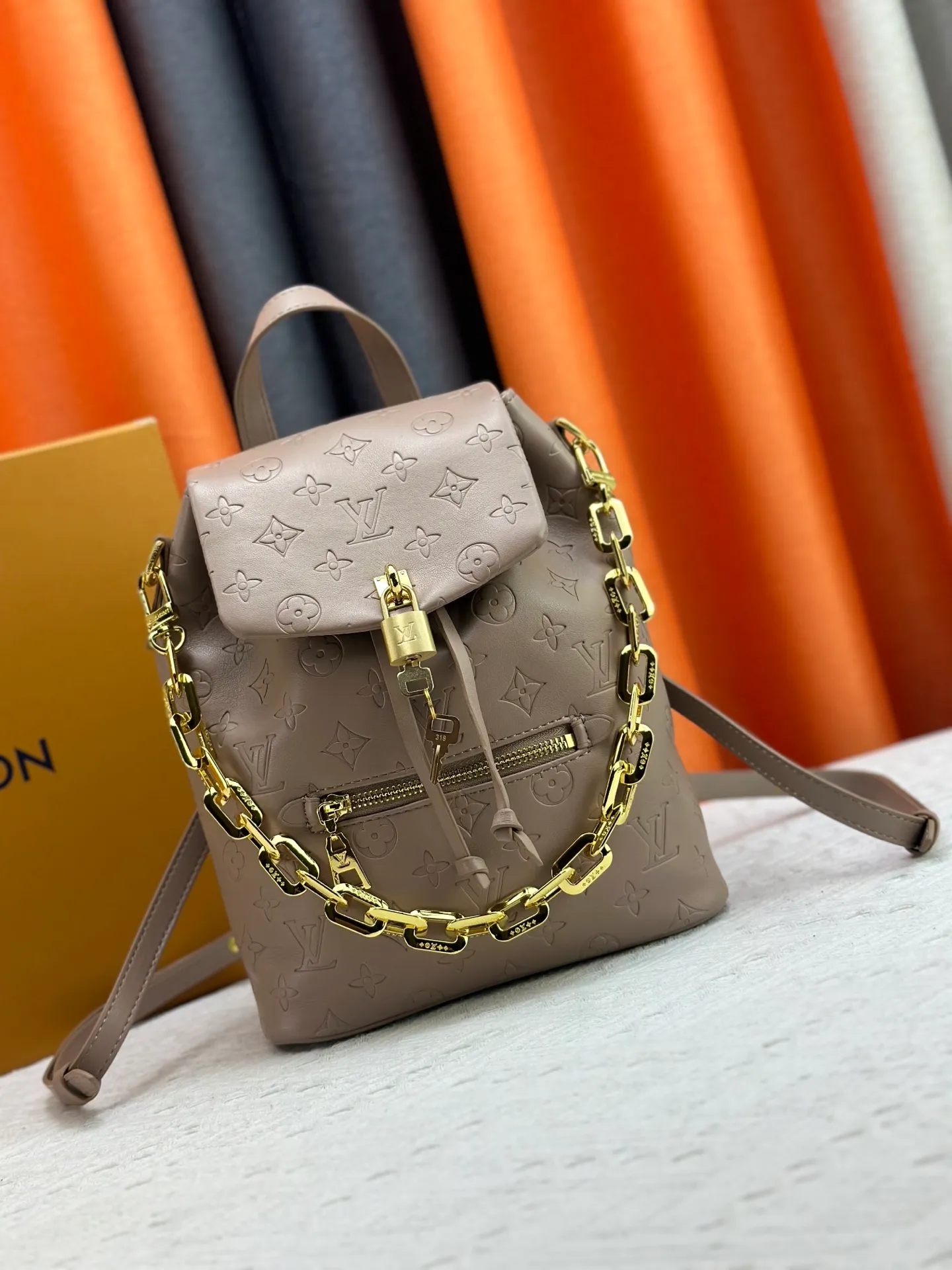 P280 M13357 Coussin Backpack Small handbag joins the Coussin series in a backpack configuration. It is made of soft Monogram embossed leather and integrated with the iconic LV padlock, combining modern style and functional considerations. The detachable Coussin chain releases the metal edge, and the zippered front pocket makes it easy to access various small items. Size: 21X26X10 cm