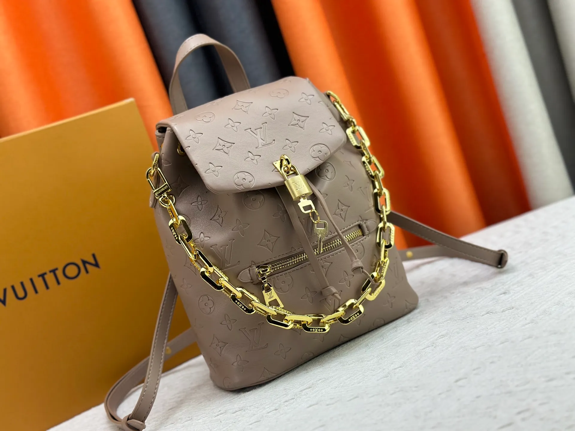 P280 M13357 Coussin Backpack Small handbag joins the Coussin series in a backpack configuration. It is made of soft Monogram embossed leather and integrated with the iconic LV padlock, combining modern style and functional considerations. The detachable Coussin chain releases the metal edge, and the zippered front pocket makes it easy to access various small items. Size: 21X26X10 cm