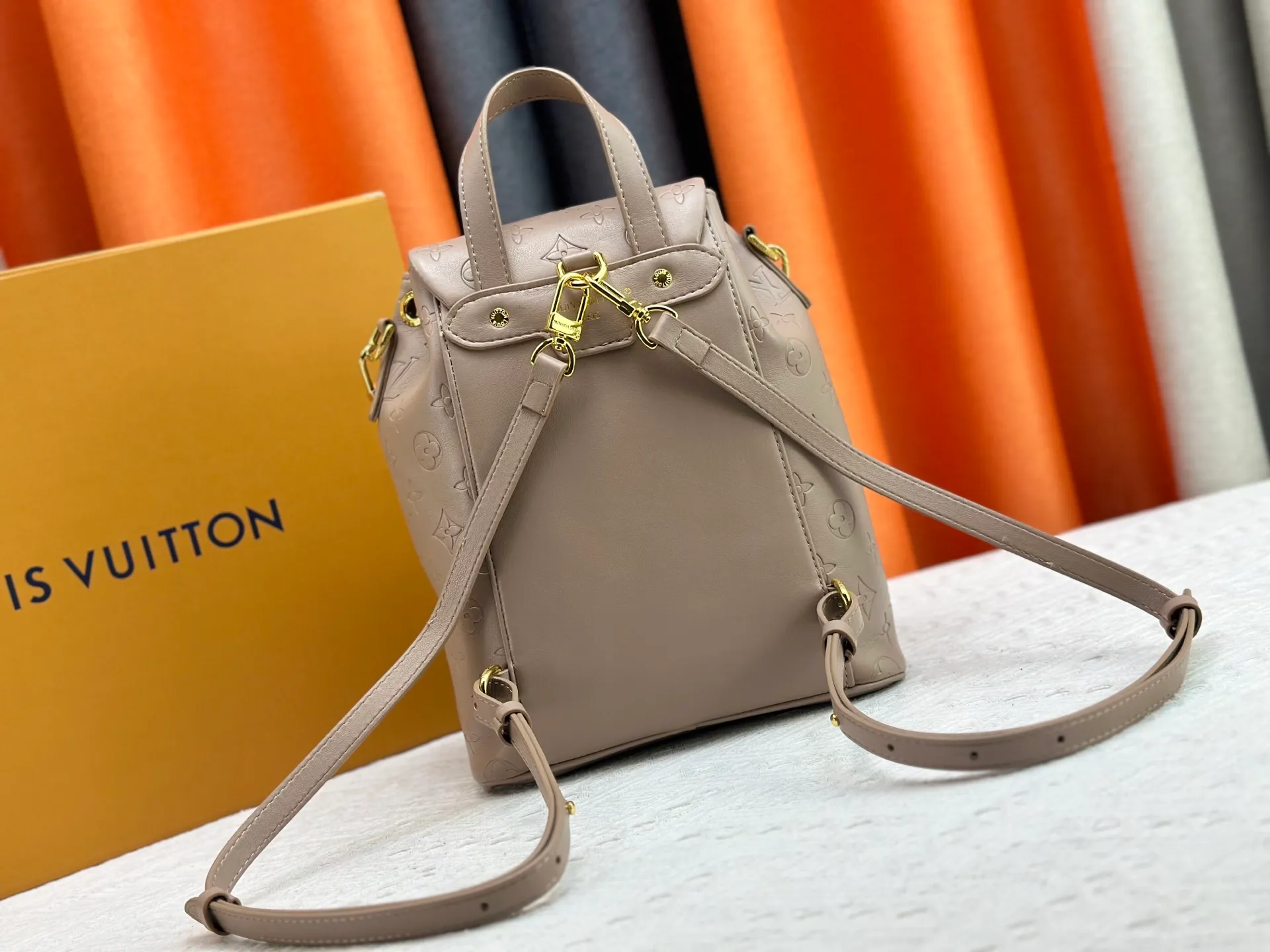 P280 M13357 Coussin Backpack Small handbag joins the Coussin series in a backpack configuration. It is made of soft Monogram embossed leather and integrated with the iconic LV padlock, combining modern style and functional considerations. The detachable Coussin chain releases the metal edge, and the zippered front pocket makes it easy to access various small items. Size: 21X26X10 cm