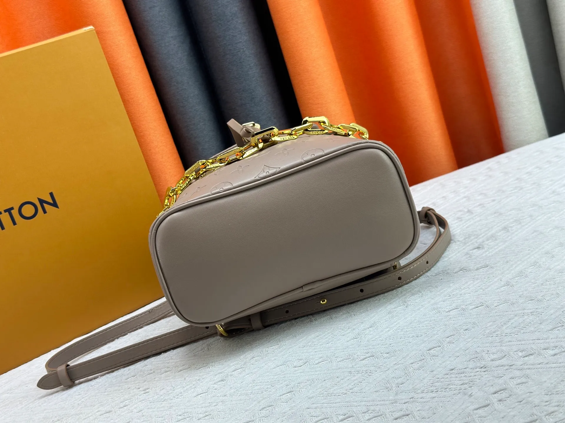 P280 M13357 Coussin Backpack Small handbag joins the Coussin series in a backpack configuration. It is made of soft Monogram embossed leather and integrated with the iconic LV padlock, combining modern style and functional considerations. The detachable Coussin chain releases the metal edge, and the zippered front pocket makes it easy to access various small items. Size: 21X26X10 cm