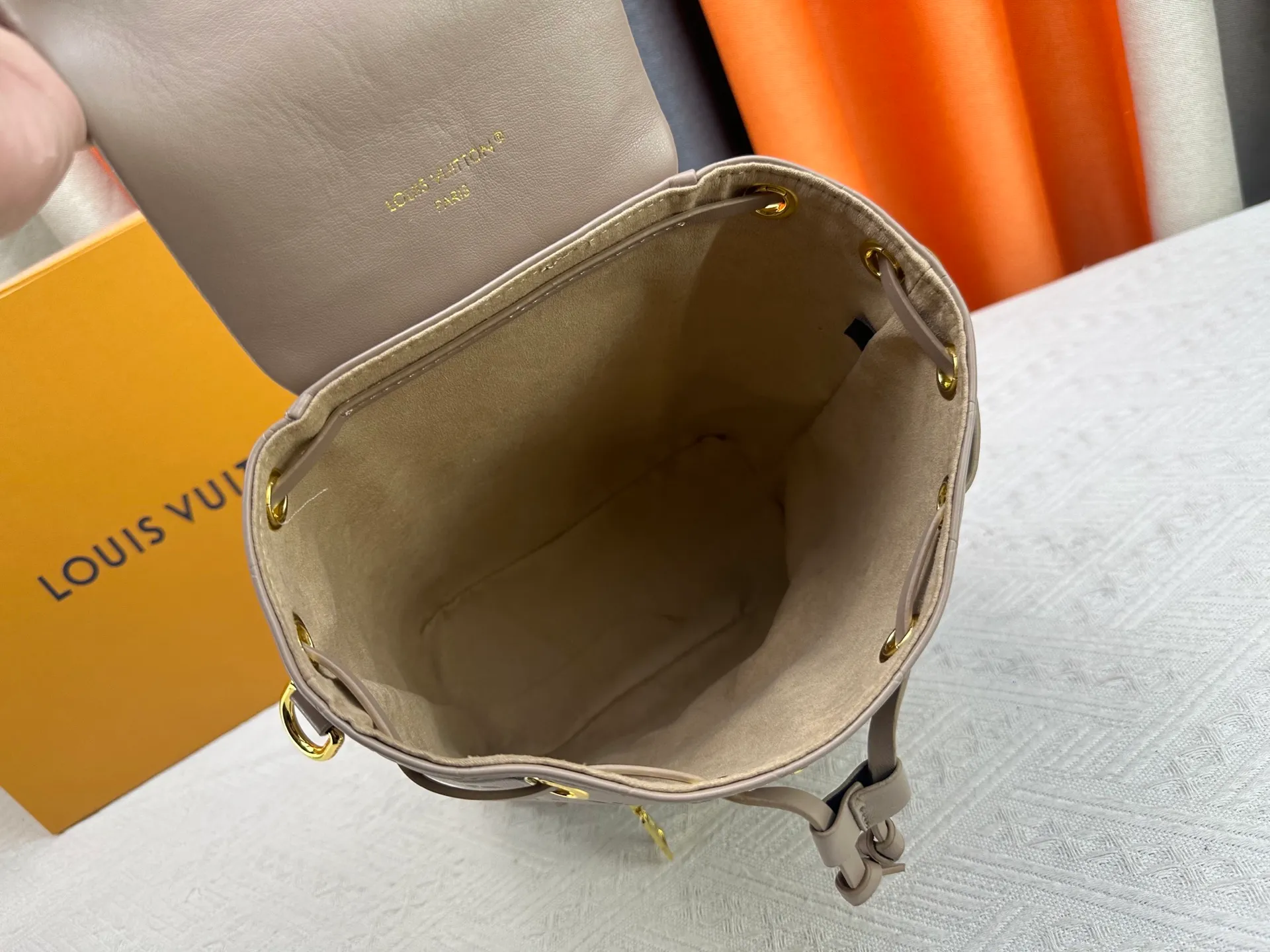 P280 M13357 Coussin Backpack Small handbag joins the Coussin series in a backpack configuration. It is made of soft Monogram embossed leather and integrated with the iconic LV padlock, combining modern style and functional considerations. The detachable Coussin chain releases the metal edge, and the zippered front pocket makes it easy to access various small items. Size: 21X26X10 cm