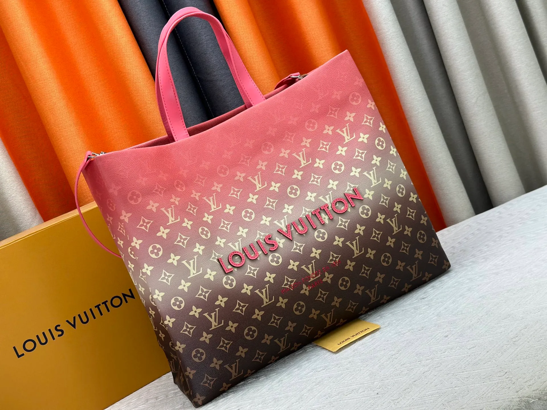 P300 M24457 Blue check Yellow check Gradient blue Presbyopic check Gradient purple Grass green Pink Black Orange Blue Green Gray Presbyopic check Black crocodile pattern Orange crocodile pattern This Shopper medium handbag draws inspiration from Louis Vuitton shopping bags, with the words Louis Vuitton and Maison Fondée En 1854 written on soft cow leather, with a top handle and a detachable shoulder strap. Dimensions: 42x34x16cm