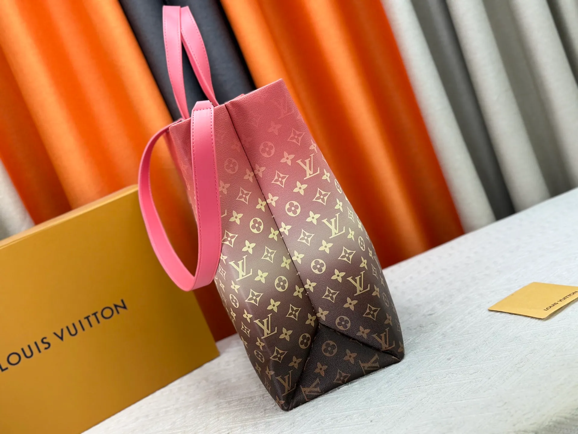 P300 M24457 Blue check Yellow check Gradient blue Presbyopic check Gradient purple Grass green Pink Black Orange Blue Green Gray Presbyopic check Black crocodile pattern Orange crocodile pattern This Shopper medium handbag draws inspiration from Louis Vuitton shopping bags, with the words Louis Vuitton and Maison Fondée En 1854 written on soft cow leather, with a top handle and a detachable shoulder strap. Dimensions: 42x34x16cm