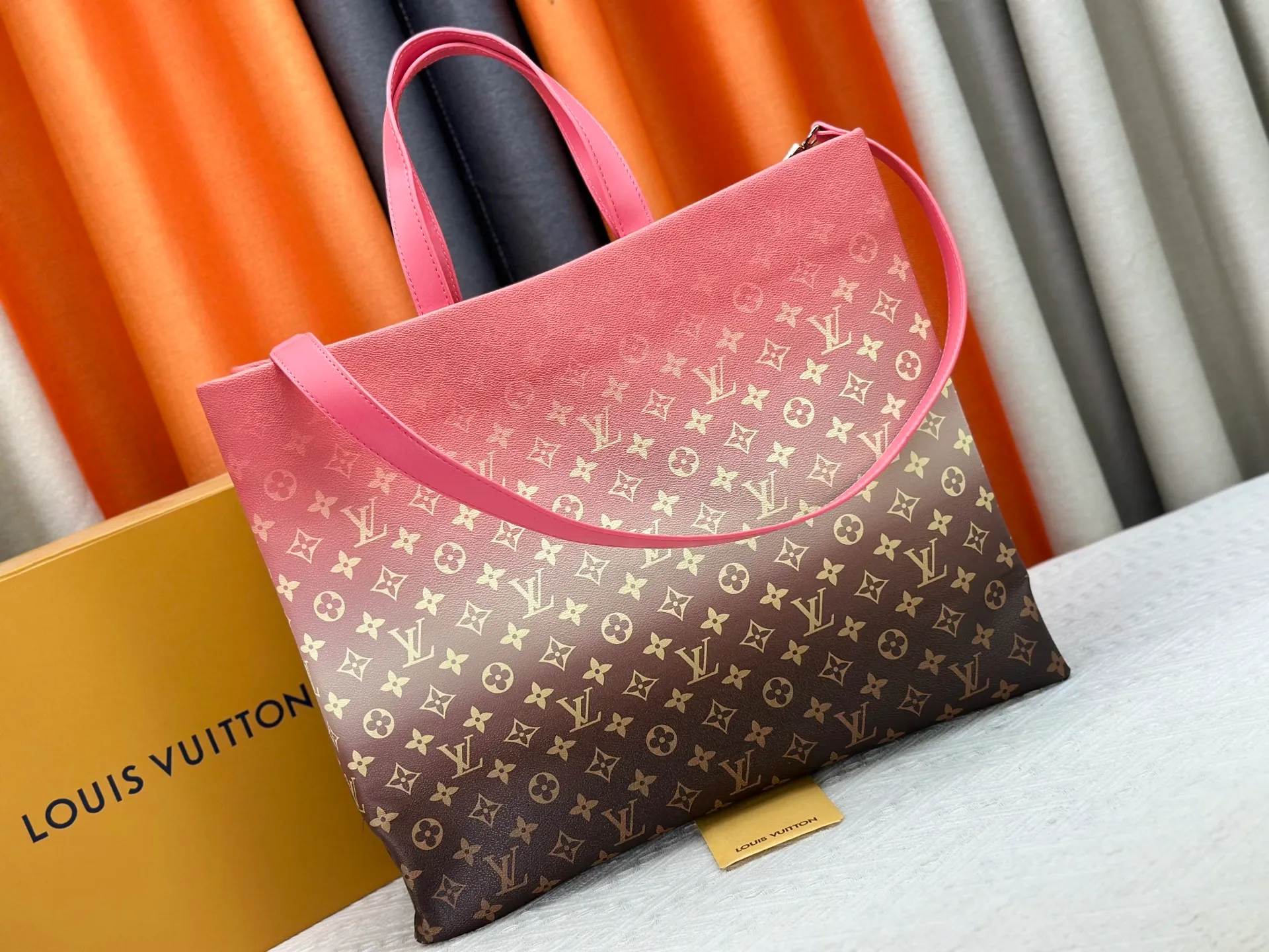 P300 M24457 Blue check Yellow check Gradient blue Presbyopic check Gradient purple Grass green Pink Black Orange Blue Green Gray Presbyopic check Black crocodile pattern Orange crocodile pattern This Shopper medium handbag draws inspiration from Louis Vuitton shopping bags, with the words Louis Vuitton and Maison Fondée En 1854 written on soft cow leather, with a top handle and a detachable shoulder strap. Dimensions: 42x34x16cm