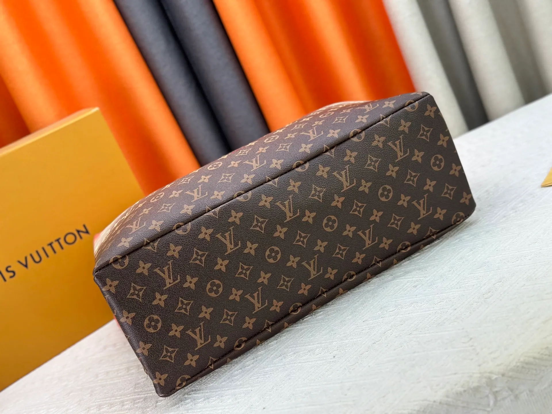 P300 M24457 Blue check Yellow check Gradient blue Presbyopic check Gradient purple Grass green Pink Black Orange Blue Green Gray Presbyopic check Black crocodile pattern Orange crocodile pattern This Shopper medium handbag draws inspiration from Louis Vuitton shopping bags, with the words Louis Vuitton and Maison Fondée En 1854 written on soft cow leather, with a top handle and a detachable shoulder strap. Dimensions: 42x34x16cm