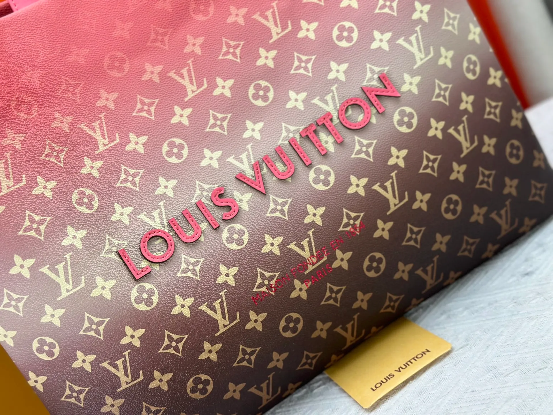 P300 M24457 Blue check Yellow check Gradient blue Presbyopic check Gradient purple Grass green Pink Black Orange Blue Green Gray Presbyopic check Black crocodile pattern Orange crocodile pattern This Shopper medium handbag draws inspiration from Louis Vuitton shopping bags, with the words Louis Vuitton and Maison Fondée En 1854 written on soft cow leather, with a top handle and a detachable shoulder strap. Dimensions: 42x34x16cm