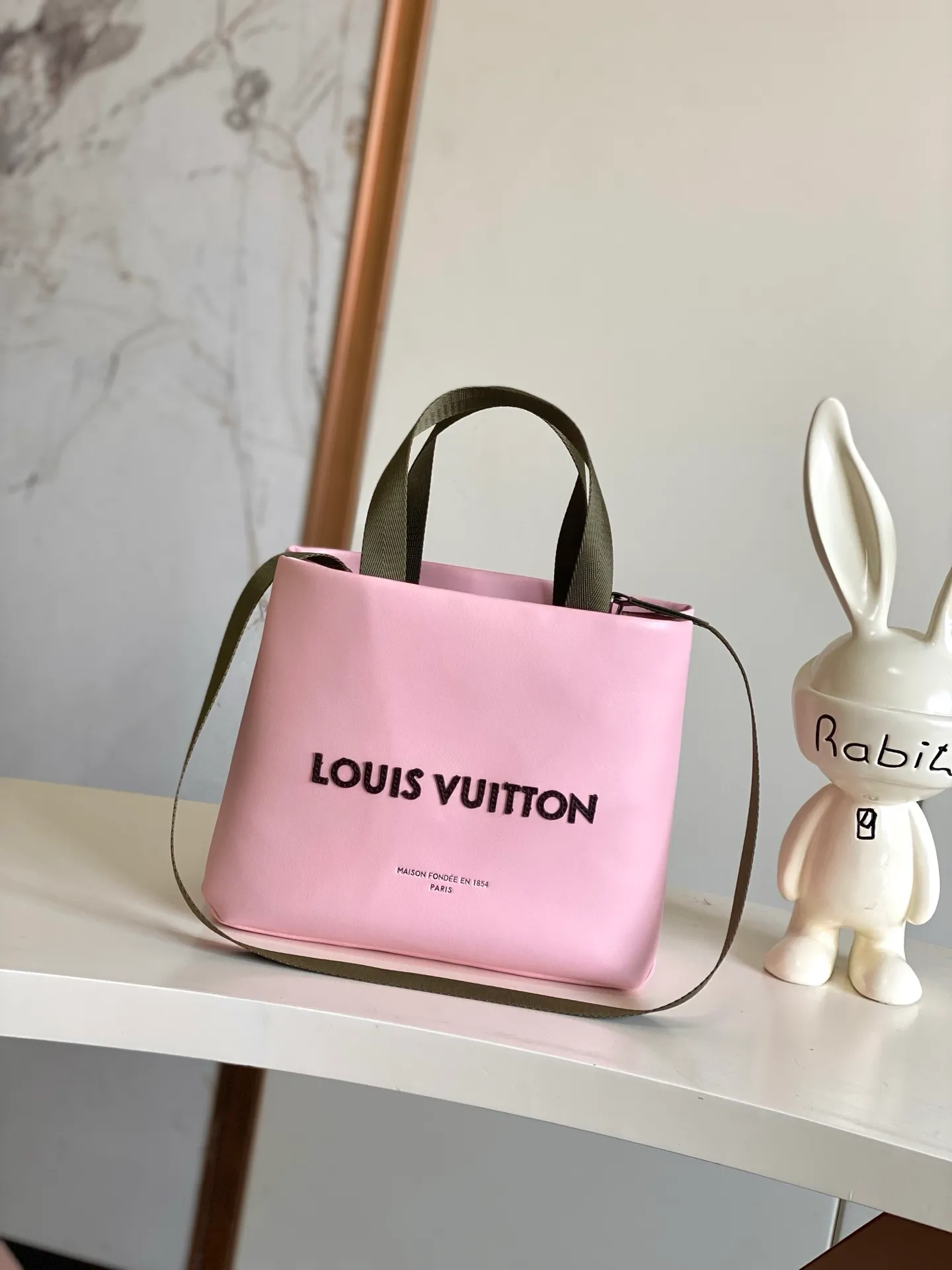 💰980 (first layer of leather) top original single 163 chip M15237 brown M15239, 26193 PHARREL and NIGO collection's joint series top original single This Shopper medium handbag draws inspiration from Louis Vuitton shopping bags, with the words Louis Vuitton and Maison Fondée En 1854 written on soft cow leather, with a top handle and a detachable shoulder strap. 25x19x11 • Cow leather • Cow leather trim • Textile lining • Metal hardware • Musketon closure • Main compartment • Zip pocket • Double patch pockets • Handles: Double handle