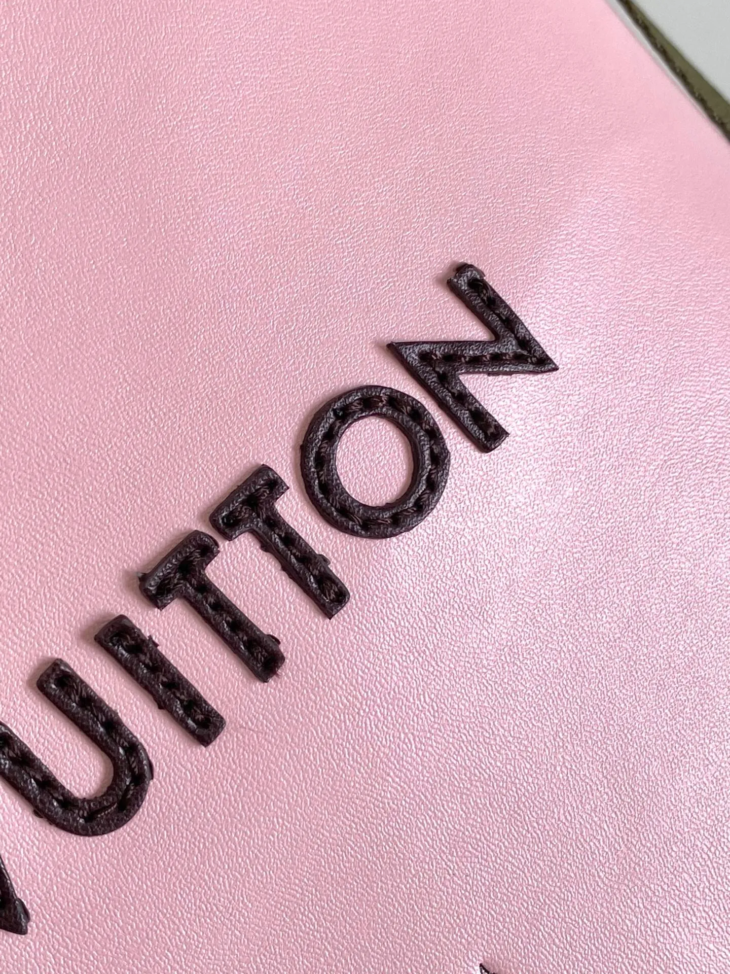 💰980 (first layer of leather) top original single 163 chip M15237 brown M15239, 26193 PHARREL and NIGO collection's joint series top original single This Shopper medium handbag draws inspiration from Louis Vuitton shopping bags, with the words Louis Vuitton and Maison Fondée En 1854 written on soft cow leather, with a top handle and a detachable shoulder strap. 25x19x11 • Cow leather • Cow leather trim • Textile lining • Metal hardware • Musketon closure • Main compartment • Zip pocket • Double patch pockets • Handles: Double handle