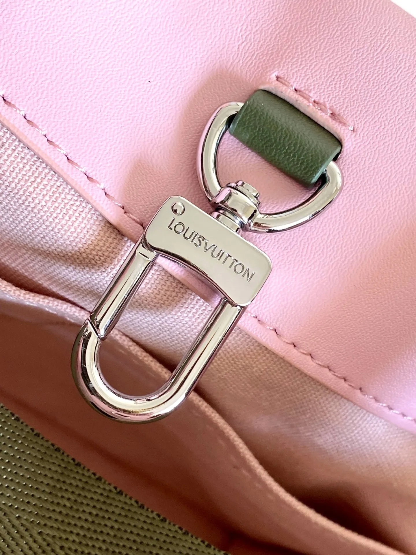 💰980 (first layer of leather) top original single 163 chip M15237 brown M15239, 26193 PHARREL and NIGO collection's joint series top original single This Shopper medium handbag draws inspiration from Louis Vuitton shopping bags, with the words Louis Vuitton and Maison Fondée En 1854 written on soft cow leather, with a top handle and a detachable shoulder strap. 25x19x11 • Cow leather • Cow leather trim • Textile lining • Metal hardware • Musketon closure • Main compartment • Zip pocket • Double patch pockets • Handles: Double handle