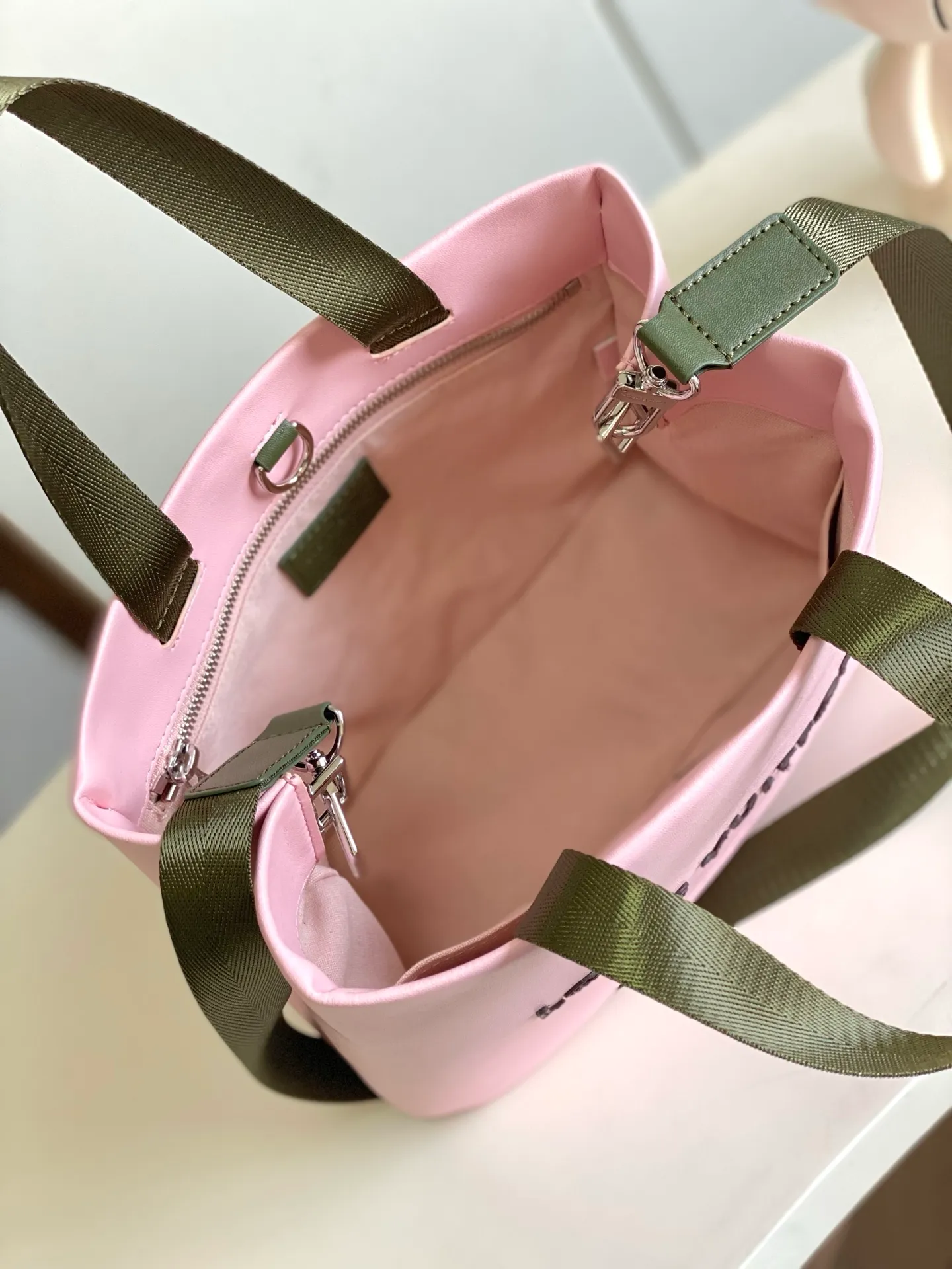 💰980 (first layer of leather) top original single 163 chip M15237 brown M15239, 26193 PHARREL and NIGO collection's joint series top original single This Shopper medium handbag draws inspiration from Louis Vuitton shopping bags, with the words Louis Vuitton and Maison Fondée En 1854 written on soft cow leather, with a top handle and a detachable shoulder strap. 25x19x11 • Cow leather • Cow leather trim • Textile lining • Metal hardware • Musketon closure • Main compartment • Zip pocket • Double patch pockets • Handles: Double handle