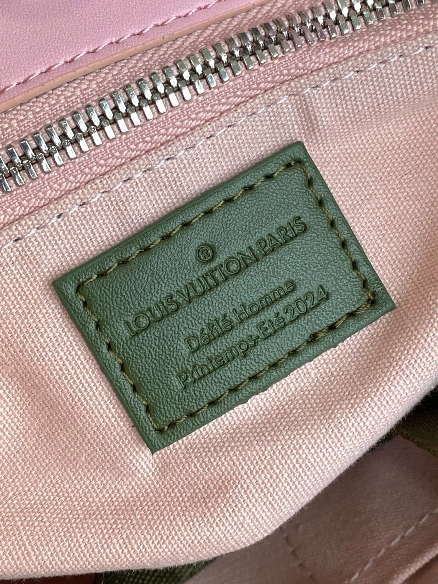 💰980 (first layer of leather) top original single 163 chip M15237 brown M15239, 26193 PHARREL and NIGO collection's joint series top original single This Shopper medium handbag draws inspiration from Louis Vuitton shopping bags, with the words Louis Vuitton and Maison Fondée En 1854 written on soft cow leather, with a top handle and a detachable shoulder strap. 25x19x11 • Cow leather • Cow leather trim • Textile lining • Metal hardware • Musketon closure • Main compartment • Zip pocket • Double patch pockets • Handles: Double handle