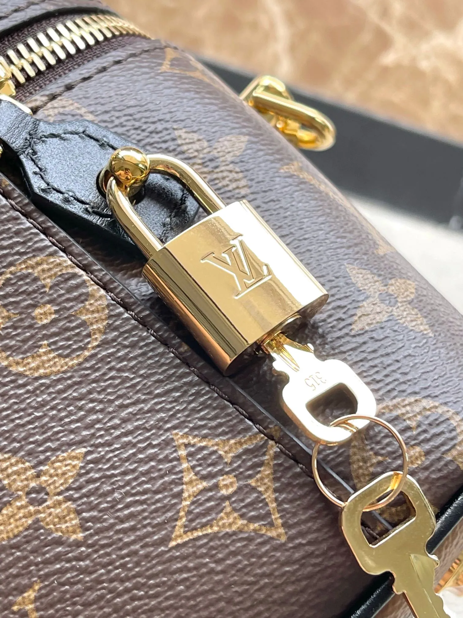 💰820 Top original order M47128 Nicolas Ghesquiere plays a modern chapter to Louis Vuitton’s travel heritage, reinterpreting the Nice cosmetic bag in Monogram and Monogram Reverse canvas. The soft and lightweight urban handbag structure allows for a comfortable travel experience. The detachable adjustable leather shoulder strap and leather braided chain can be used to switch between hand-held, shoulder and cross-body styles. Dimensions: 19 × 11 × 13 cm