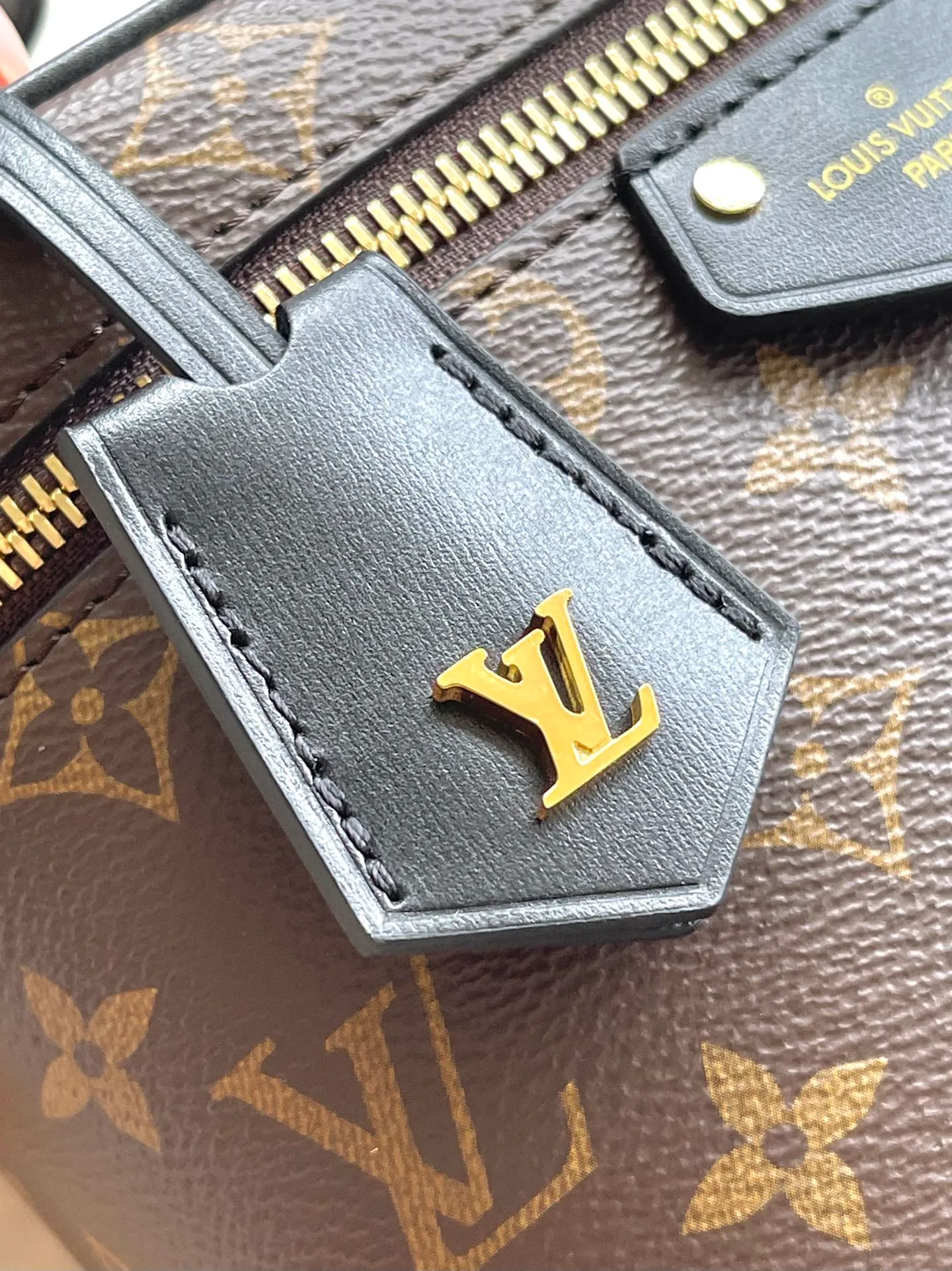 💰820 Top original order M47128 Nicolas Ghesquiere plays a modern chapter to Louis Vuitton’s travel heritage, reinterpreting the Nice cosmetic bag in Monogram and Monogram Reverse canvas. The soft and lightweight urban handbag structure allows for a comfortable travel experience. The detachable adjustable leather shoulder strap and leather braided chain can be used to switch between hand-held, shoulder and cross-body styles. Dimensions: 19 × 11 × 13 cm