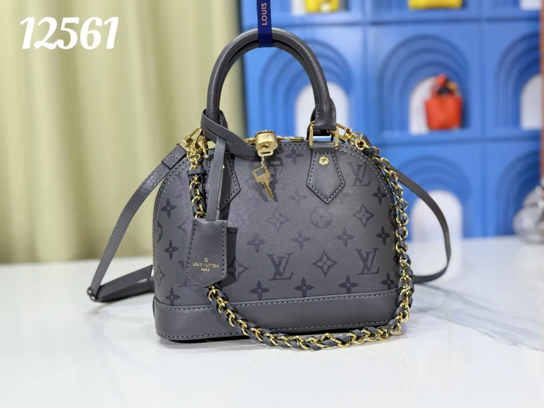 P260💰 Upgraded from the original M12289 M12561 M53152 The Monogram Ink series launches the Alma BB handbag, which interprets the original design in 1934 with cow leather covered with the brand's Monogram pattern. The new braided chain exudes elegance and allows for a short shoulder option. 23.5 x 17.5 x 11.5 cm (length x height x width)