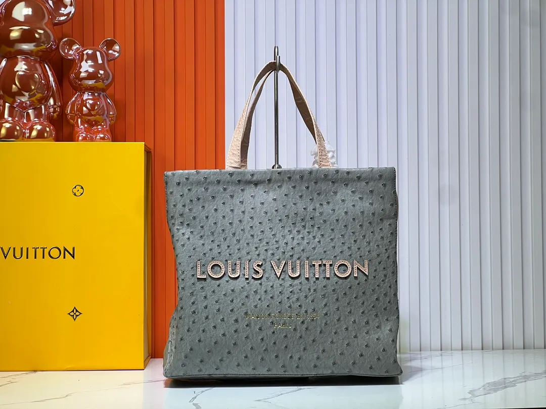 Batch 320💰Medium M24457 This medium Shopper handbag draws inspiration from Louis Vuitton shopping bags, with the words Louis Vuitton and Maison Fondée En 1854 written on soft cow leather, with a top handle and a detachable shoulder strap. Dimensions: 34x31x14cm