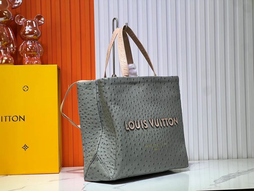 Batch 320💰Medium M24457 This medium Shopper handbag draws inspiration from Louis Vuitton shopping bags, with the words Louis Vuitton and Maison Fondée En 1854 written on soft cow leather, with a top handle and a detachable shoulder strap. Dimensions: 34x31x14cm