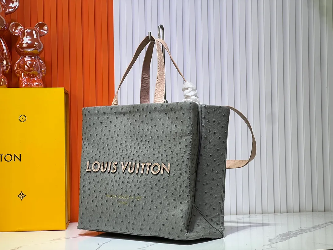 Batch 320💰Medium M24457 This medium Shopper handbag draws inspiration from Louis Vuitton shopping bags, with the words Louis Vuitton and Maison Fondée En 1854 written on soft cow leather, with a top handle and a detachable shoulder strap. Dimensions: 34x31x14cm