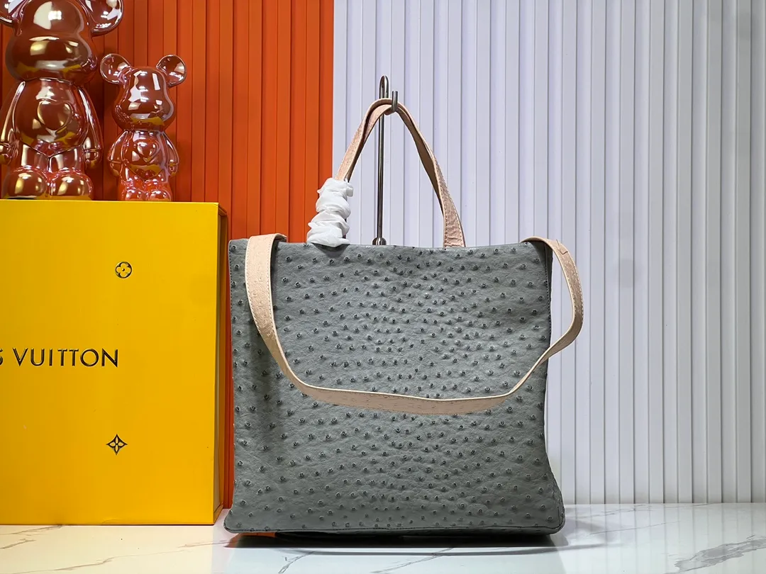 Batch 320💰Medium M24457 This medium Shopper handbag draws inspiration from Louis Vuitton shopping bags, with the words Louis Vuitton and Maison Fondée En 1854 written on soft cow leather, with a top handle and a detachable shoulder strap. Dimensions: 34x31x14cm