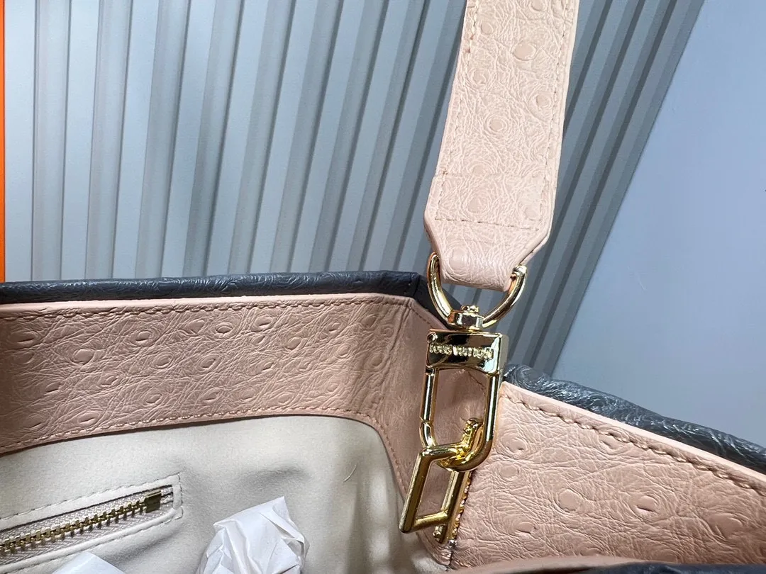 Batch 320💰Medium M24457 This medium Shopper handbag draws inspiration from Louis Vuitton shopping bags, with the words Louis Vuitton and Maison Fondée En 1854 written on soft cow leather, with a top handle and a detachable shoulder strap. Dimensions: 34x31x14cm