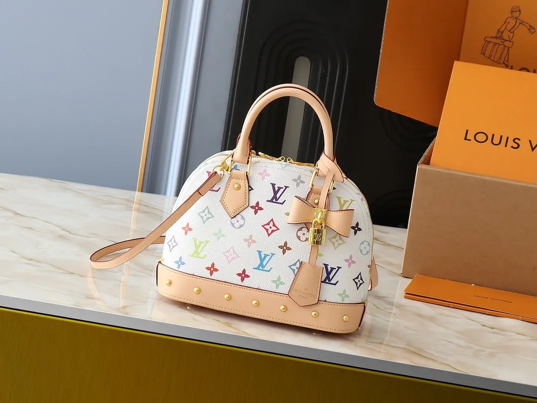💰300💰Upgraded from the original M13078 M53152. This Alma BB handbag exudes the cheerful style of the Louis Vuitton x Murakami collaboration series, cleverly recalling the Art Deco design of the 1930s. Monogram coated canvas renders Murakami's playful tones, while classic calfskin touches the Toron handle, base, detachable shoulder strap and LV x TM key holder. 17.5 x 11.5 x 23.5 cm (height x width x length)