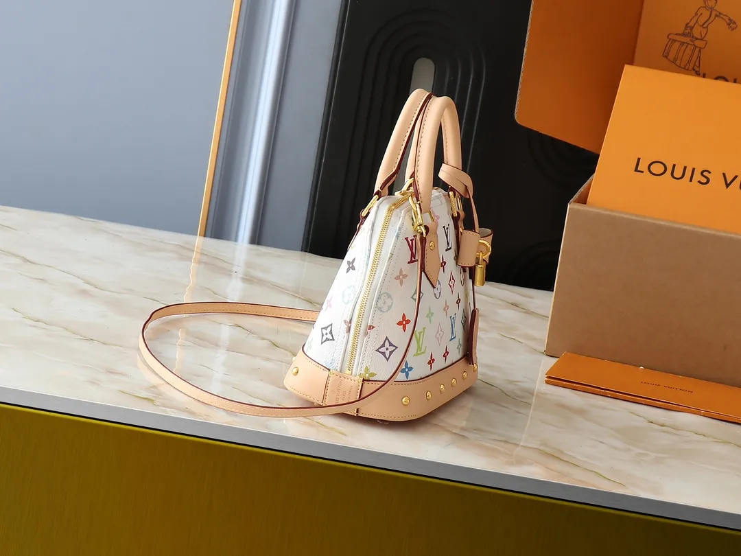 💰300💰Upgraded from the original M13078 M53152. This Alma BB handbag exudes the cheerful style of the Louis Vuitton x Murakami collaboration series, cleverly recalling the Art Deco design of the 1930s. Monogram coated canvas renders Murakami's playful tones, while classic calfskin touches the Toron handle, base, detachable shoulder strap and LV x TM key holder. 17.5 x 11.5 x 23.5 cm (height x width x length)