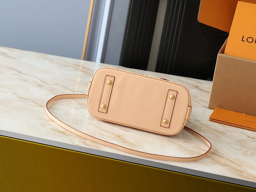 💰300💰Upgraded from the original M13078 M53152. This Alma BB handbag exudes the cheerful style of the Louis Vuitton x Murakami collaboration series, cleverly recalling the Art Deco design of the 1930s. Monogram coated canvas renders Murakami's playful tones, while classic calfskin touches the Toron handle, base, detachable shoulder strap and LV x TM key holder. 17.5 x 11.5 x 23.5 cm (height x width x length)