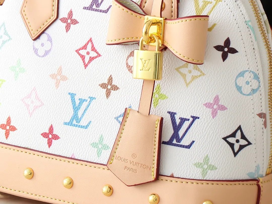 💰300💰Upgraded from the original M13078 M53152. This Alma BB handbag exudes the cheerful style of the Louis Vuitton x Murakami collaboration series, cleverly recalling the Art Deco design of the 1930s. Monogram coated canvas renders Murakami's playful tones, while classic calfskin touches the Toron handle, base, detachable shoulder strap and LV x TM key holder. 17.5 x 11.5 x 23.5 cm (height x width x length)
