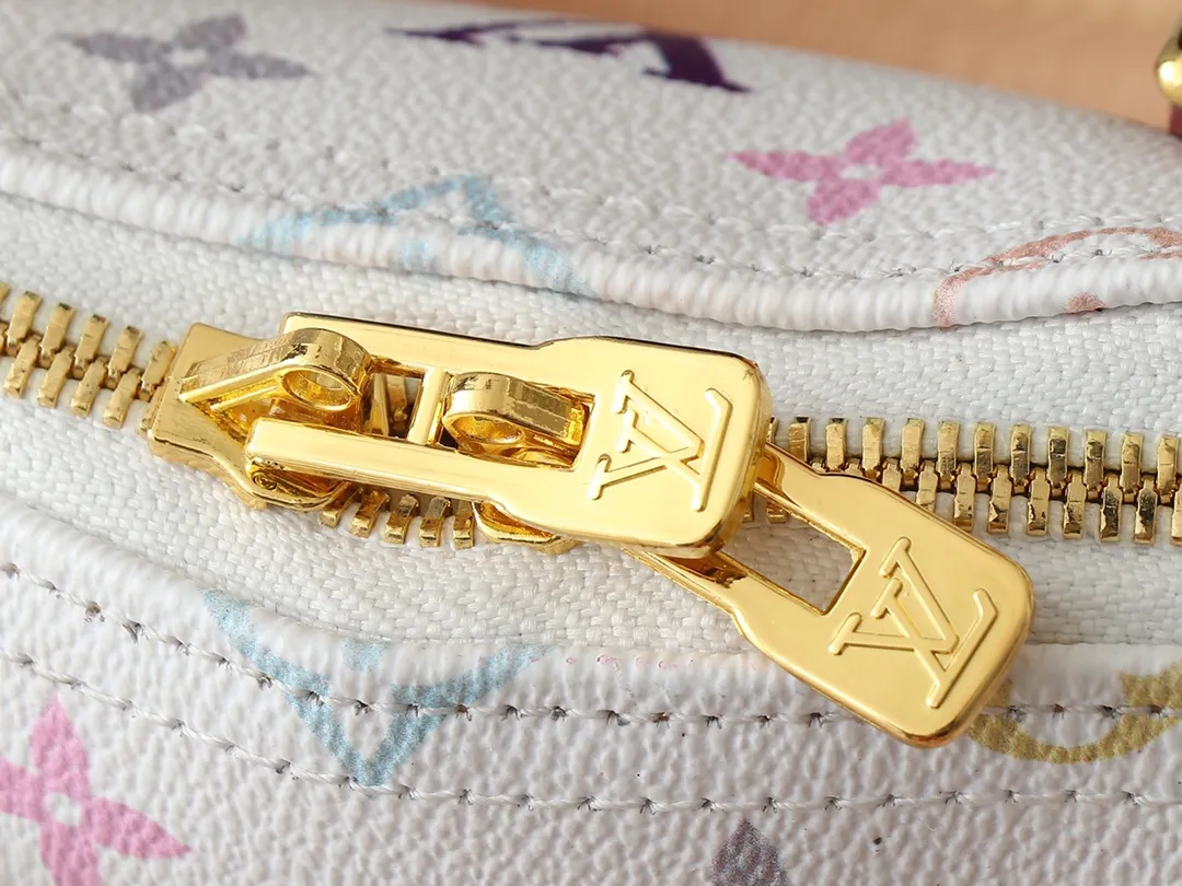 💰300💰Upgraded from the original M13078 M53152. This Alma BB handbag exudes the cheerful style of the Louis Vuitton x Murakami collaboration series, cleverly recalling the Art Deco design of the 1930s. Monogram coated canvas renders Murakami's playful tones, while classic calfskin touches the Toron handle, base, detachable shoulder strap and LV x TM key holder. 17.5 x 11.5 x 23.5 cm (height x width x length)