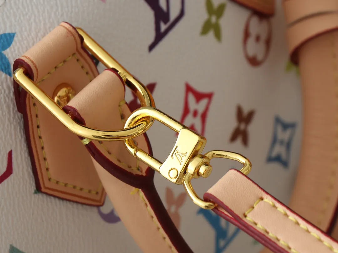 💰300💰Upgraded from the original M13078 M53152. This Alma BB handbag exudes the cheerful style of the Louis Vuitton x Murakami collaboration series, cleverly recalling the Art Deco design of the 1930s. Monogram coated canvas renders Murakami's playful tones, while classic calfskin touches the Toron handle, base, detachable shoulder strap and LV x TM key holder. 17.5 x 11.5 x 23.5 cm (height x width x length)