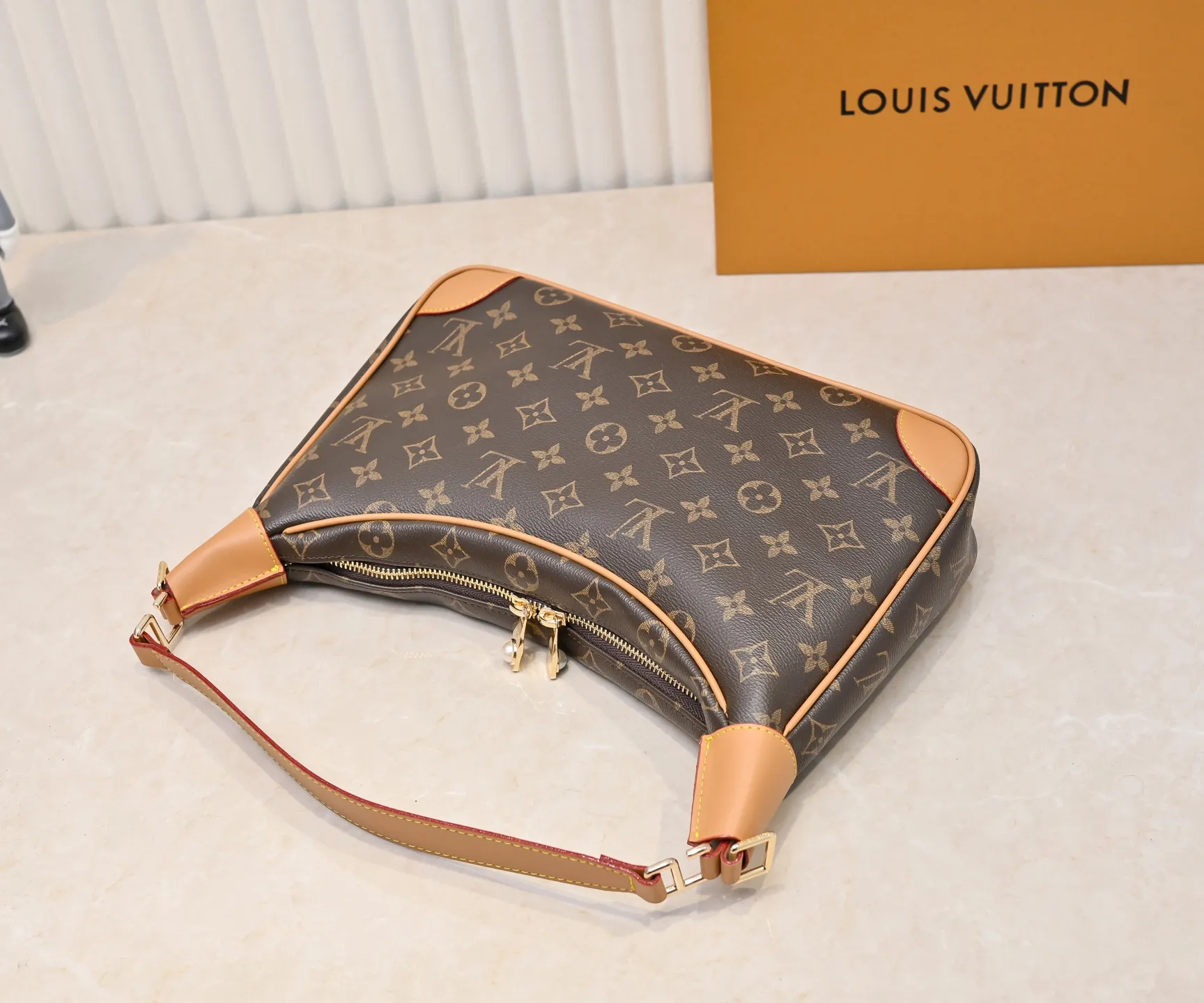 Batch 280💰Upgraded original version M14196 Presbyopia Unisex 2025 Early Spring Soft Leather Series Horn HoboLV croissant bag has always been a classic in the fashion industry, and the medieval LV cross-body shoulder bag is even more popular! This bag not only has the unique charm of the LV brand, but also allows you to walk with fashion and become your best matching weapon! The advantage of the second-hand LV cross-body shoulder bag lies in its quality and sense of history. After the baptism of time, it becomes even more unique and charming. Whether going to work, shopping or attending a party, this bag can easily hold up to various occasions. Its design is simple and elegant, and it can show your fashion taste with any clothing. Dimensions length, height and width: 31✘23✘6cm