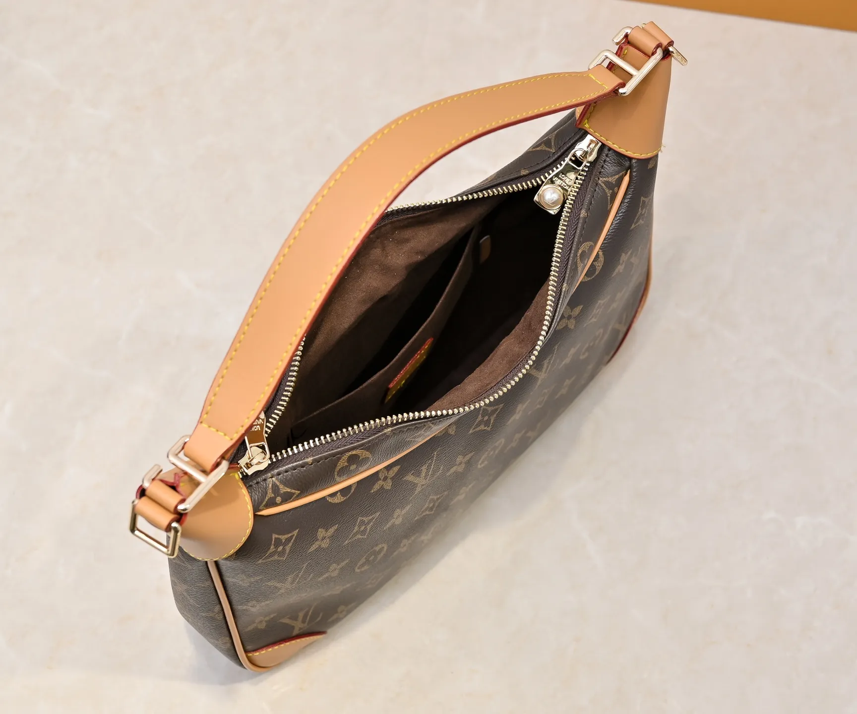 Batch 280💰Upgraded original version M14196 Presbyopia Unisex 2025 Early Spring Soft Leather Series Horn HoboLV croissant bag has always been a classic in the fashion industry, and the medieval LV cross-body shoulder bag is even more popular! This bag not only has the unique charm of the LV brand, but also allows you to walk with fashion and become your best matching weapon! The advantage of the second-hand LV cross-body shoulder bag lies in its quality and sense of history. After the baptism of time, it becomes even more unique and charming. Whether going to work, shopping or attending a party, this bag can easily hold up to various occasions. Its design is simple and elegant, and it can show your fashion taste with any clothing. Dimensions length, height and width: 31✘23✘6cm
