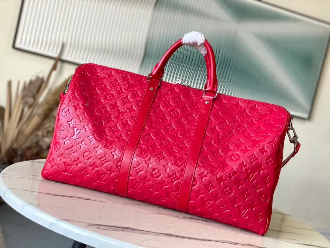 💰1420 (top layer leather) top original order M12800 This Keepal Bandouliere 50 travel bag is from the LV Colormania series, with Monogram embossing to convey an elegant style. Flexible Taurllon cowhide leather is dip-dyed in bright colors, and a tonal striped fabric lining completes the look. Dimensions: 50 × 29 × 23 cm