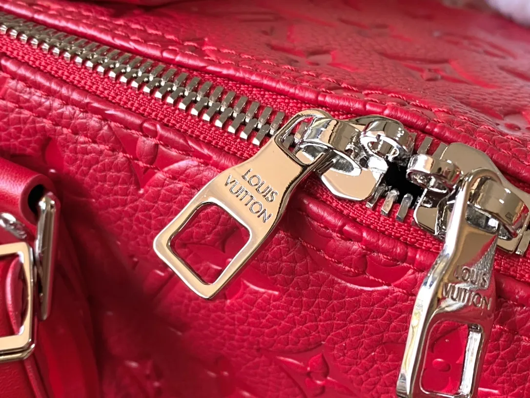 💰1420 (top layer leather) top original order M12800 This Keepal Bandouliere 50 travel bag is from the LV Colormania series, with Monogram embossing to convey an elegant style. Flexible Taurllon cowhide leather is dip-dyed in bright colors, and a tonal striped fabric lining completes the look. Dimensions: 50 × 29 × 23 cm