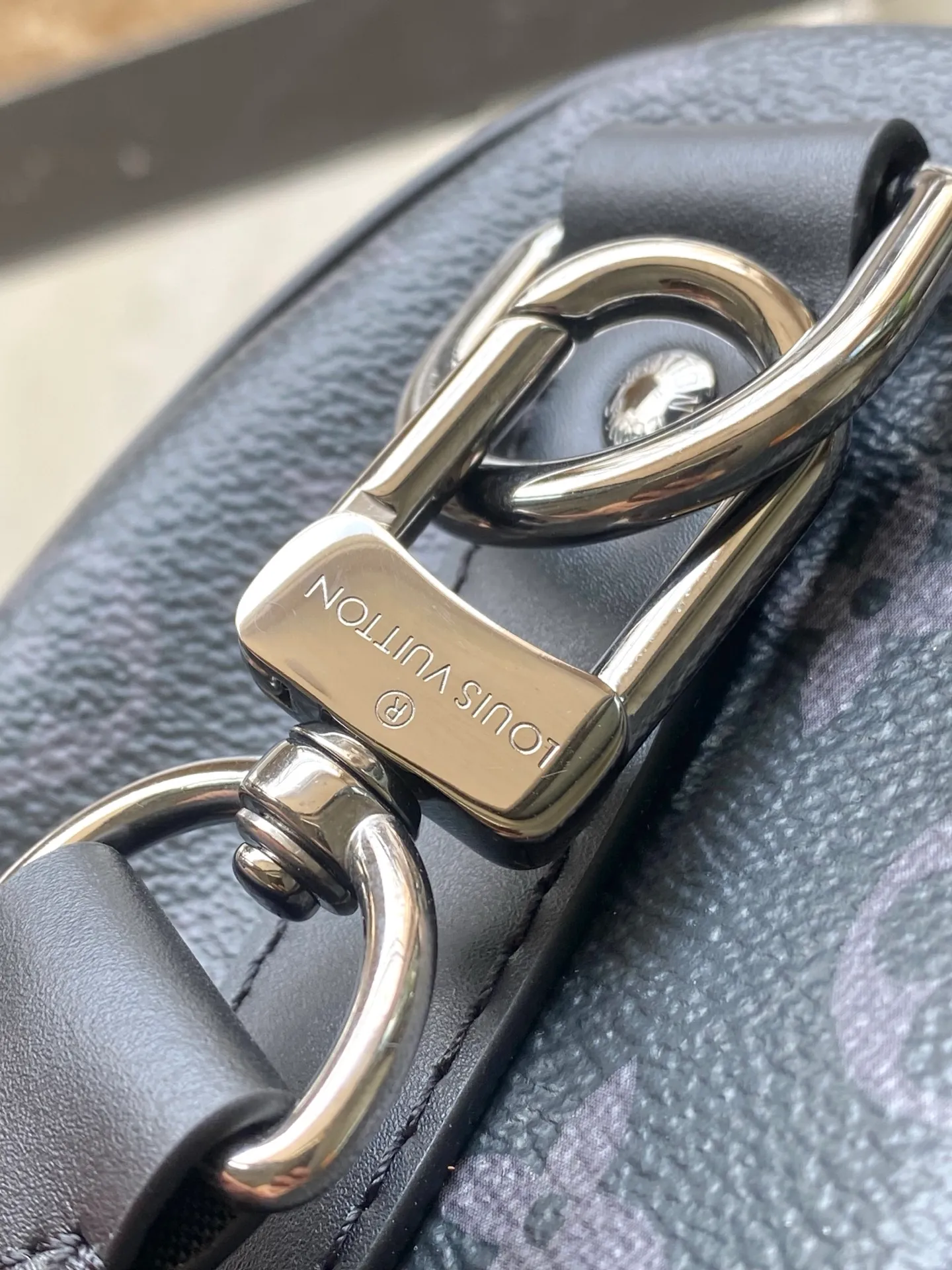 💰940 Top original order M25885 This Keepal Bandouliere 25 handbag has the modern style of Monogram Eclipse canvas, with side straps, handles and nameplates made of old metal parts and bright leather. The compact design is suitable for urban travel, and the rolled handles and removable and adjustable fabric shoulder strap allow for a variety of carrying options. Dimensions: 25 × 15 × 11 cm