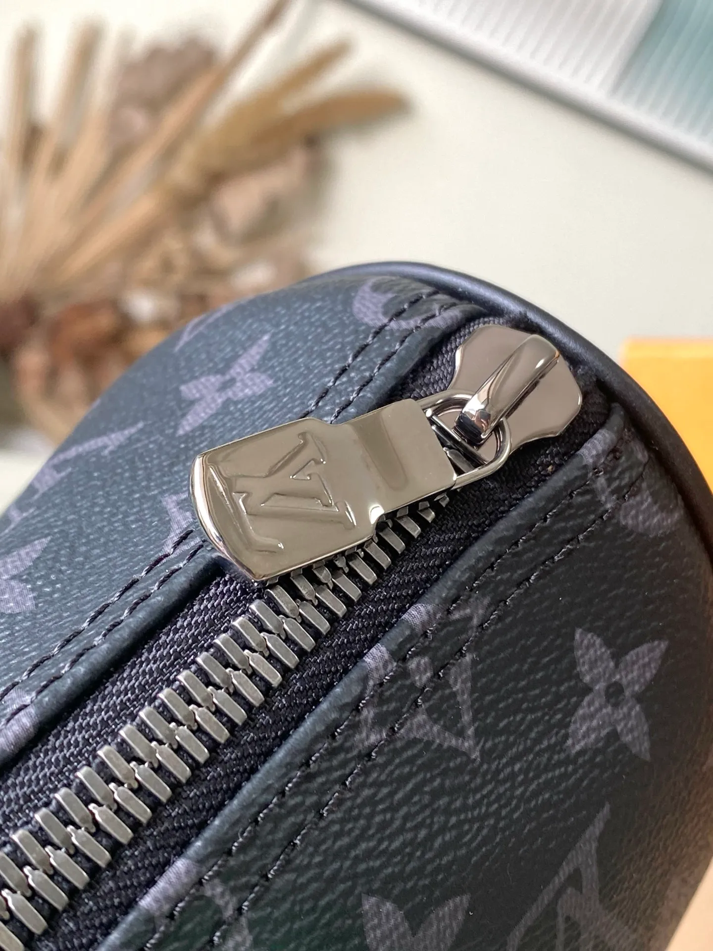 💰940 Top original order M25885 This Keepal Bandouliere 25 handbag has the modern style of Monogram Eclipse canvas, with side straps, handles and nameplates made of old metal parts and bright leather. The compact design is suitable for urban travel, and the rolled handles and removable and adjustable fabric shoulder strap allow for a variety of carrying options. Dimensions: 25 × 15 × 11 cm