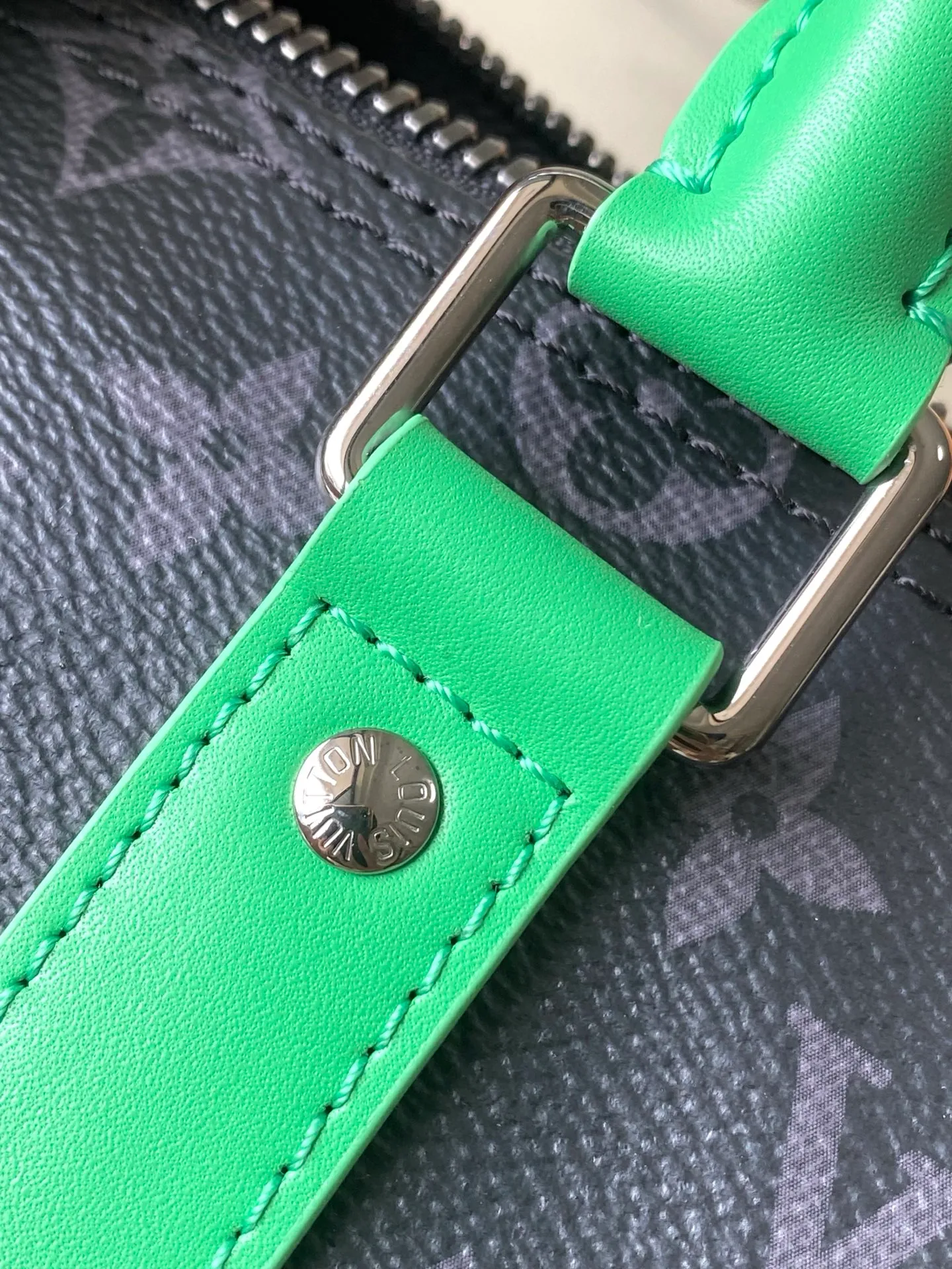 💰940 Top original order M25885 This Keepal Bandouliere 25 handbag has the modern style of Monogram Eclipse canvas, with side straps, handles and nameplates made of old metal parts and bright leather. The compact design is suitable for urban travel, and the rolled handles and removable and adjustable fabric shoulder strap allow for a variety of carrying options. Dimensions: 25 × 15 × 11 cm