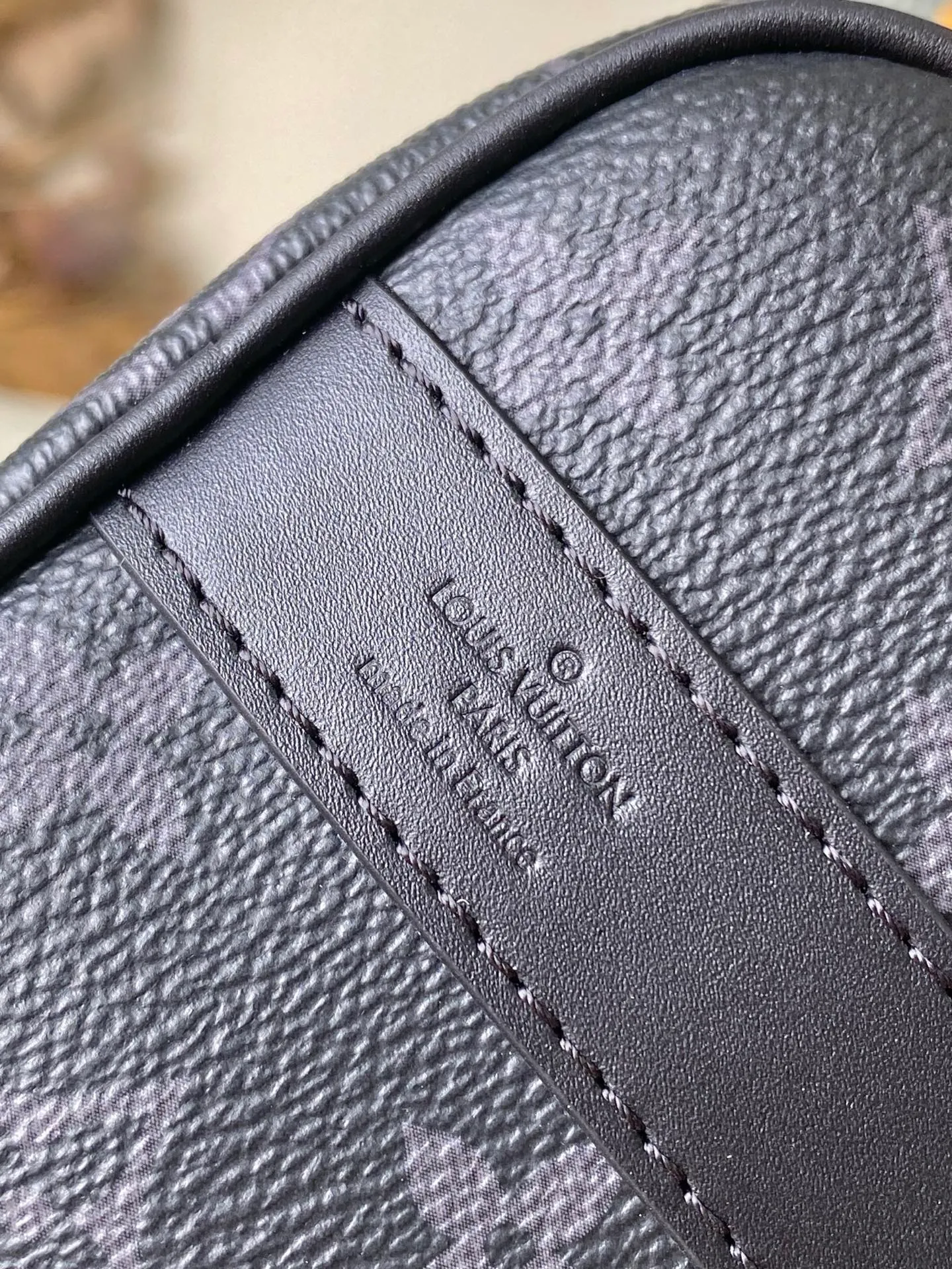💰940 Top original order M25885 This Keepal Bandouliere 25 handbag has the modern style of Monogram Eclipse canvas, with side straps, handles and nameplates made of old metal parts and bright leather. The compact design is suitable for urban travel, and the rolled handles and removable and adjustable fabric shoulder strap allow for a variety of carrying options. Dimensions: 25 × 15 × 11 cm