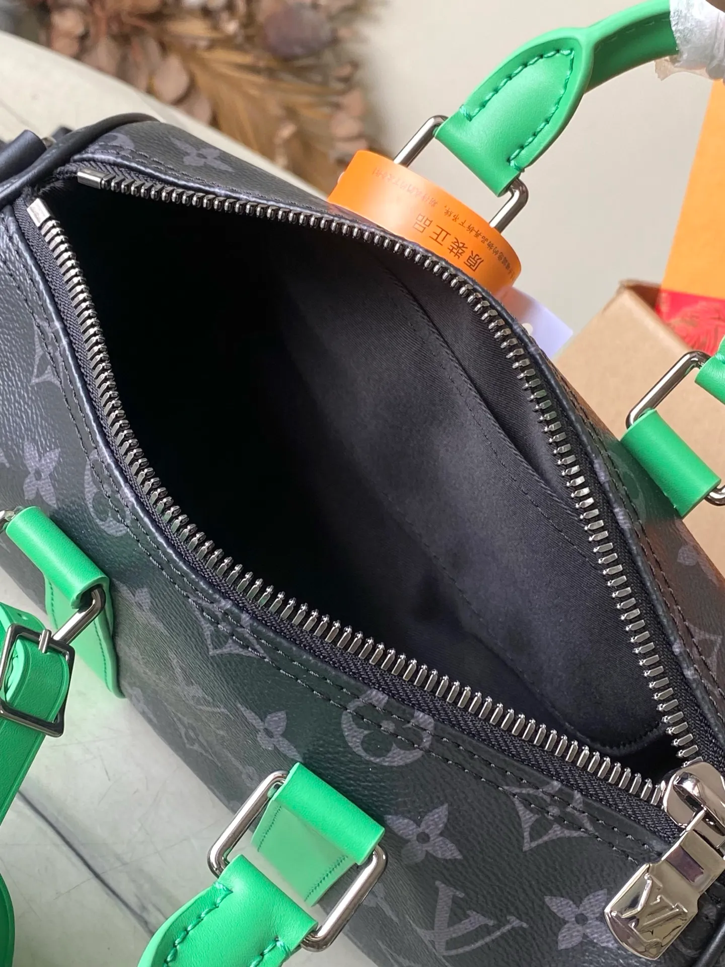💰940 Top original order M25885 This Keepal Bandouliere 25 handbag has the modern style of Monogram Eclipse canvas, with side straps, handles and nameplates made of old metal parts and bright leather. The compact design is suitable for urban travel, and the rolled handles and removable and adjustable fabric shoulder strap allow for a variety of carrying options. Dimensions: 25 × 15 × 11 cm