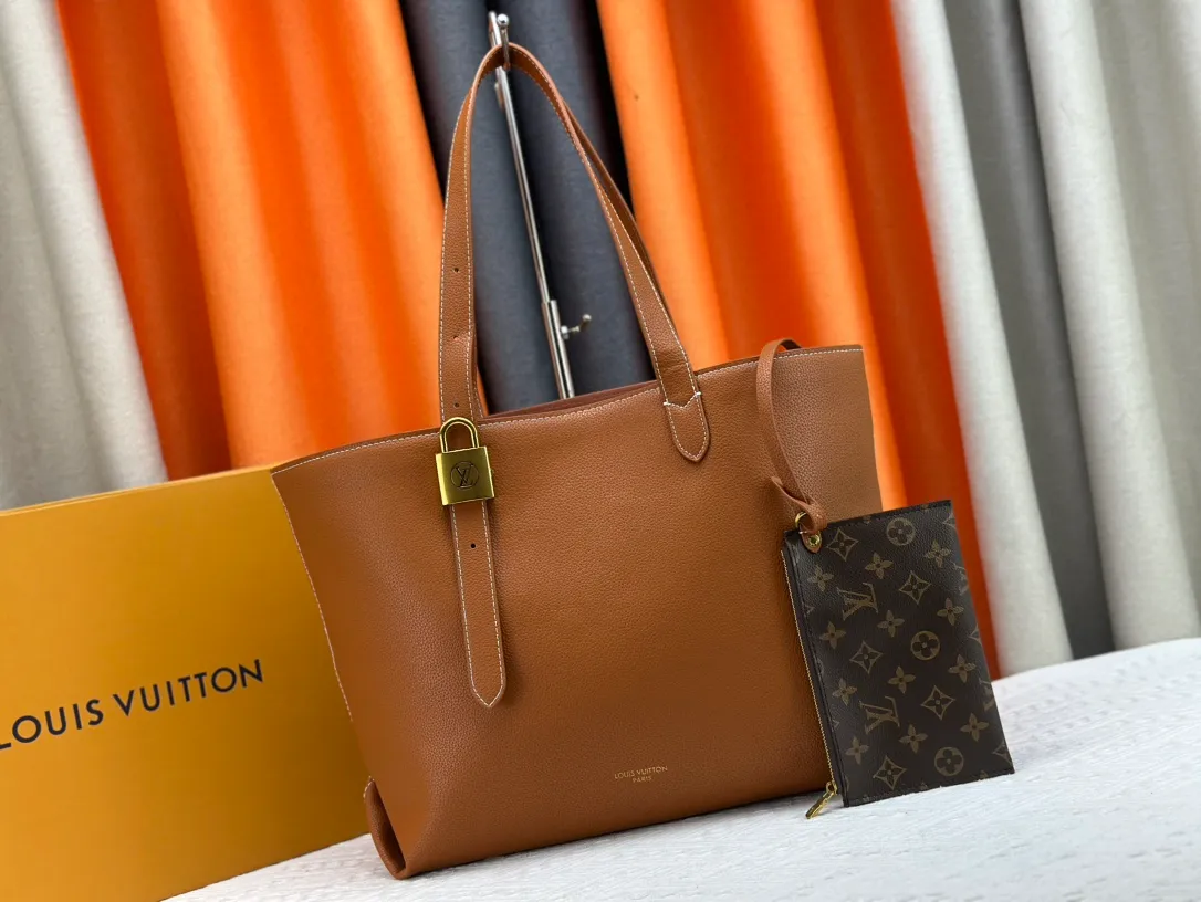 P260 Upgraded original M25341 M25342 M25343 This medium-sized Low Key Cabas handbag is made of soft grained cow leather and suede leather lining, creating a luxurious style. The brand's iconic padlock demonstrates an eclectic mix of elegant aesthetics and security features. The adjustable handle enables you to switch between hand-held and long- or short-shoulder carry. Dimensions: 47.0 x 30.0 x 14.0 cm