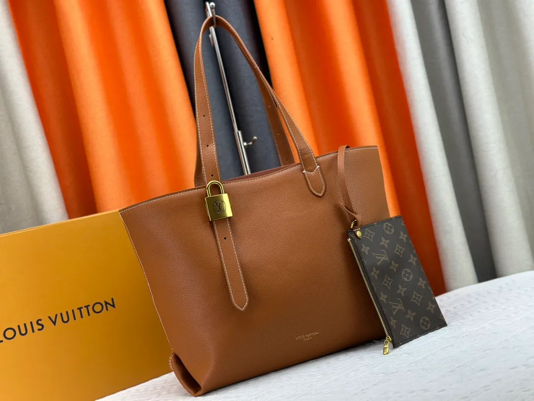 P260 Upgraded original M25341 M25342 M25343 This medium-sized Low Key Cabas handbag is made of soft grained cow leather and suede leather lining, creating a luxurious style. The brand's iconic padlock demonstrates an eclectic mix of elegant aesthetics and security features. The adjustable handle enables you to switch between hand-held and long- or short-shoulder carry. Dimensions: 47.0 x 30.0 x 14.0 cm