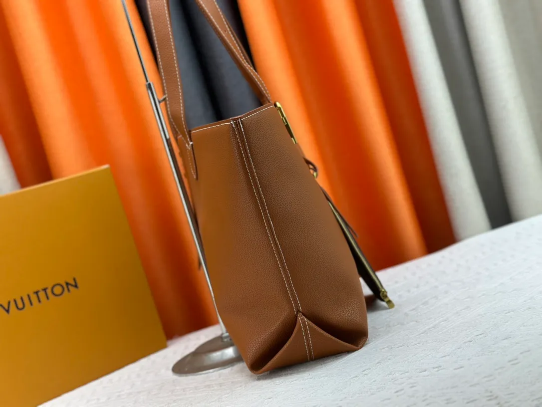 P260 Upgraded original M25341 M25342 M25343 This medium-sized Low Key Cabas handbag is made of soft grained cow leather and suede leather lining, creating a luxurious style. The brand's iconic padlock demonstrates an eclectic mix of elegant aesthetics and security features. The adjustable handle enables you to switch between hand-held and long- or short-shoulder carry. Dimensions: 47.0 x 30.0 x 14.0 cm