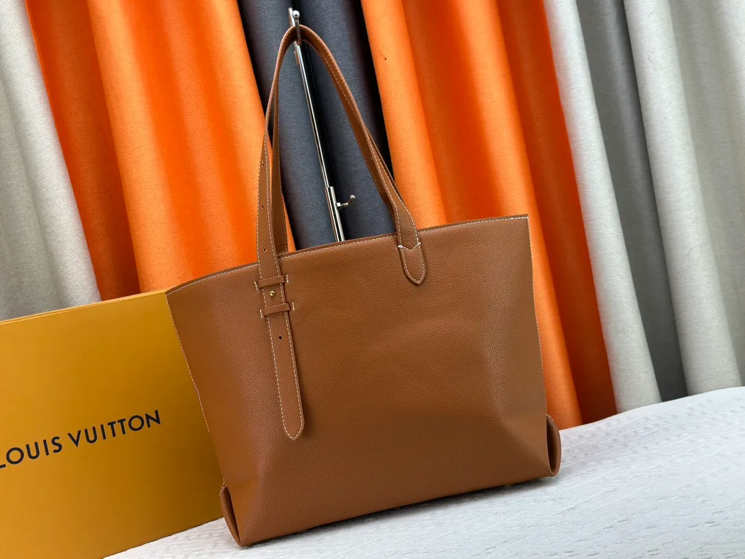 P260 Upgraded original M25341 M25342 M25343 This medium-sized Low Key Cabas handbag is made of soft grained cow leather and suede leather lining, creating a luxurious style. The brand's iconic padlock demonstrates an eclectic mix of elegant aesthetics and security features. The adjustable handle enables you to switch between hand-held and long- or short-shoulder carry. Dimensions: 47.0 x 30.0 x 14.0 cm