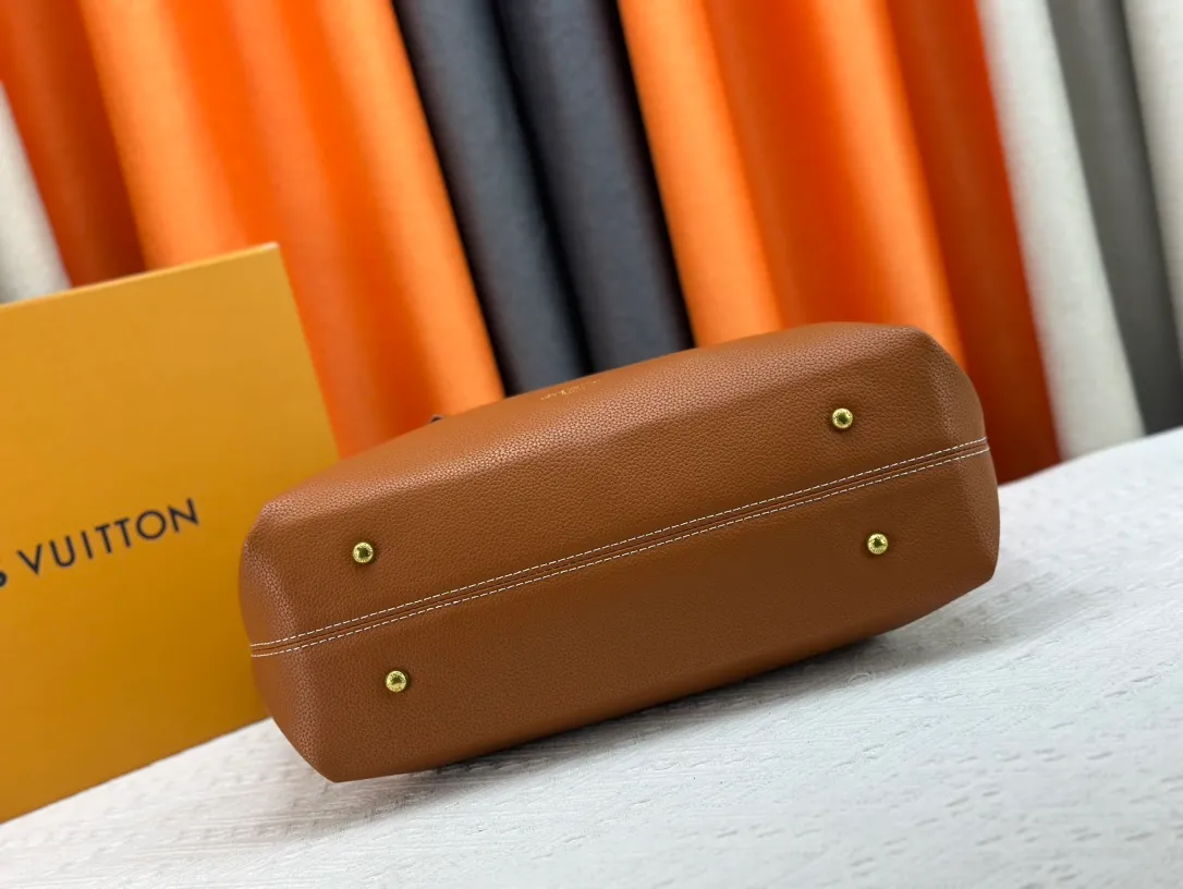 P260 Upgraded original M25341 M25342 M25343 This medium-sized Low Key Cabas handbag is made of soft grained cow leather and suede leather lining, creating a luxurious style. The brand's iconic padlock demonstrates an eclectic mix of elegant aesthetics and security features. The adjustable handle enables you to switch between hand-held and long- or short-shoulder carry. Dimensions: 47.0 x 30.0 x 14.0 cm