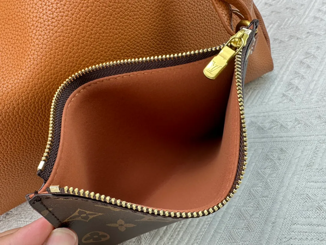 P260 Upgraded original M25341 M25342 M25343 This medium-sized Low Key Cabas handbag is made of soft grained cow leather and suede leather lining, creating a luxurious style. The brand's iconic padlock demonstrates an eclectic mix of elegant aesthetics and security features. The adjustable handle enables you to switch between hand-held and long- or short-shoulder carry. Dimensions: 47.0 x 30.0 x 14.0 cm